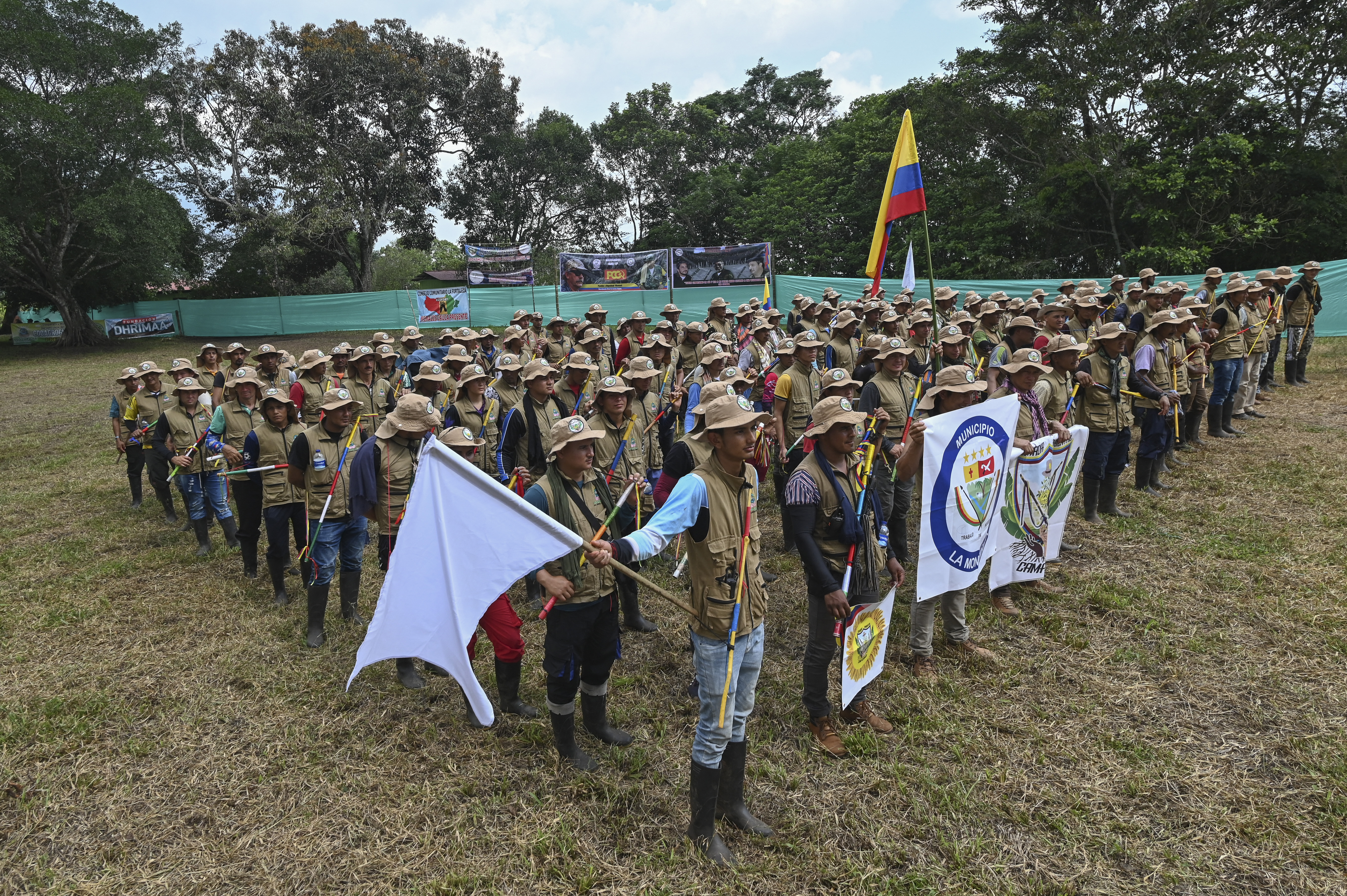 Las delegaciones campesinas presentes en el acto fueron convocadas por la Coordinadora del Suroriente Colombiano para los procesos agrarios ambientales y sociales (Coscopaas) que agrupa a organizaciones de Meta, Caquetá y Guaviare.
