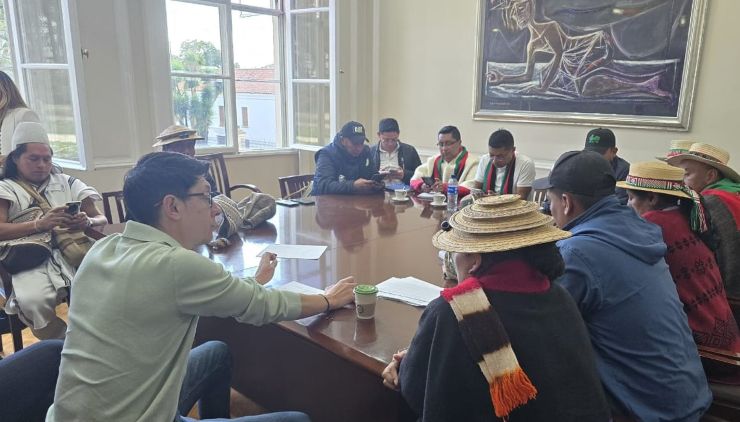 La decisión se inscribe en el marco de acuerdos alcanzados en escenarios como la Mesa Permanente de Concertación (MPC) y la Comisión Nacional de Trabajo y Concertación de la Educación de los Pueblos Indígenas (CONTCEPI).