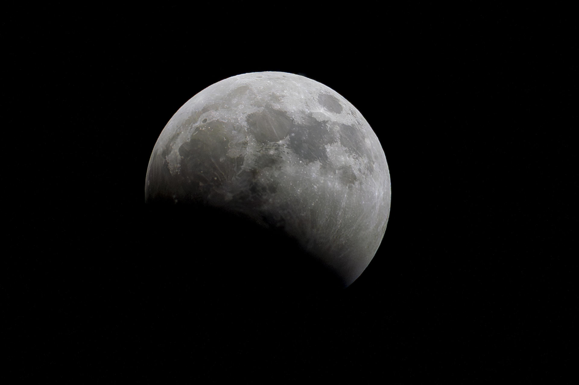 Eclipse parcial de Luna visto este jueves desde Caracas, en Venezuela.