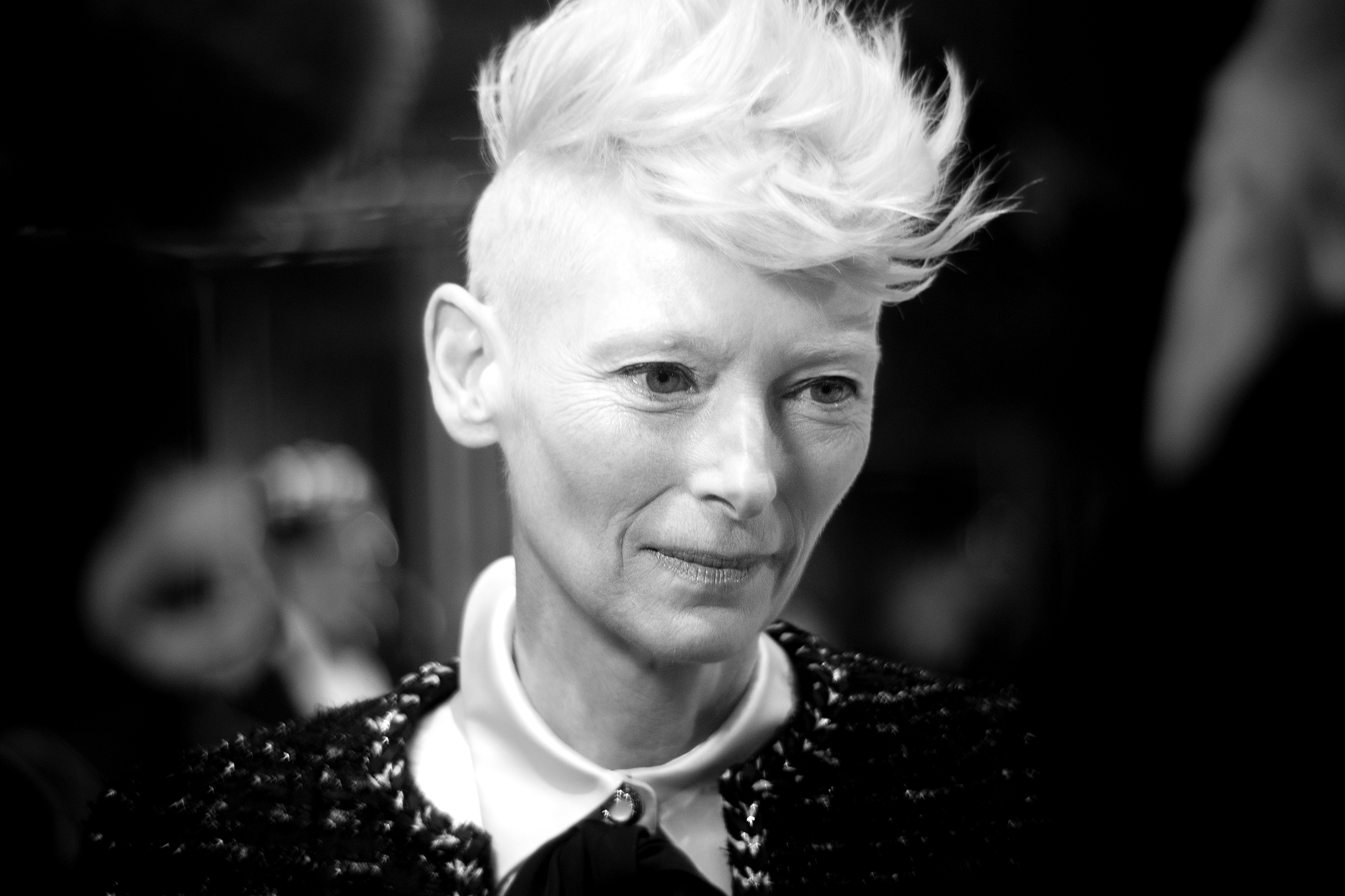 Tilda Swinton, protagonista del filme de Pedro Almodóvar "La habitación de al otro lado", recibió el Oso de Oro honorífico por toda su obra en la gala de inauguración de la 75ª Berlinale.