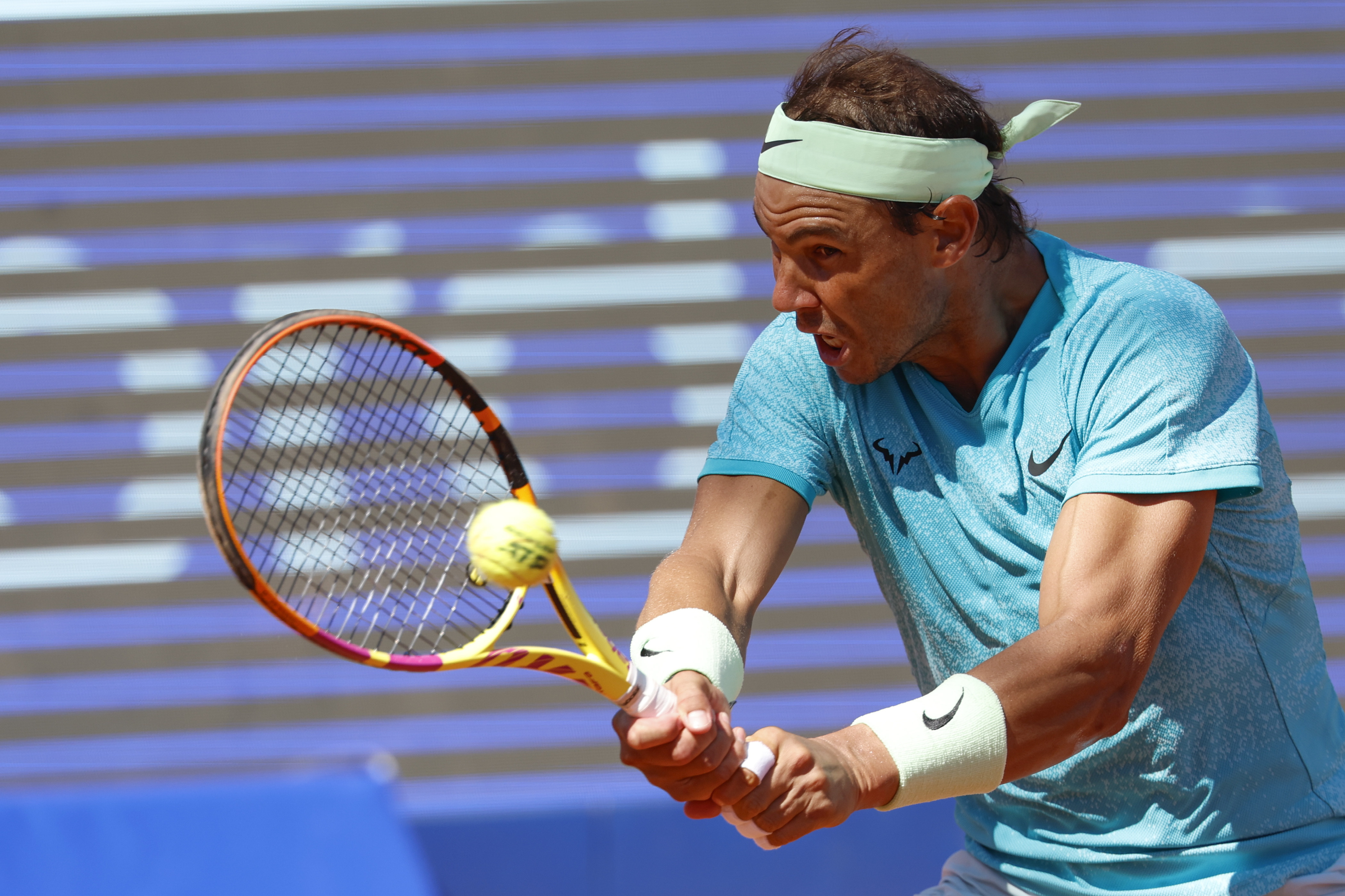 Bastad (Suecia), 20/07/2024.- El español español Rafael Nadal en acción durante su partido de semifinales de individuales masculinos contra el croata Duje Ajdukovic en el torneo de tenis Open de Suecia en Bastad, Suecia, este sábado.-EFE/ Adam Ihse PROHIBIDO SU USO EN SUECIA