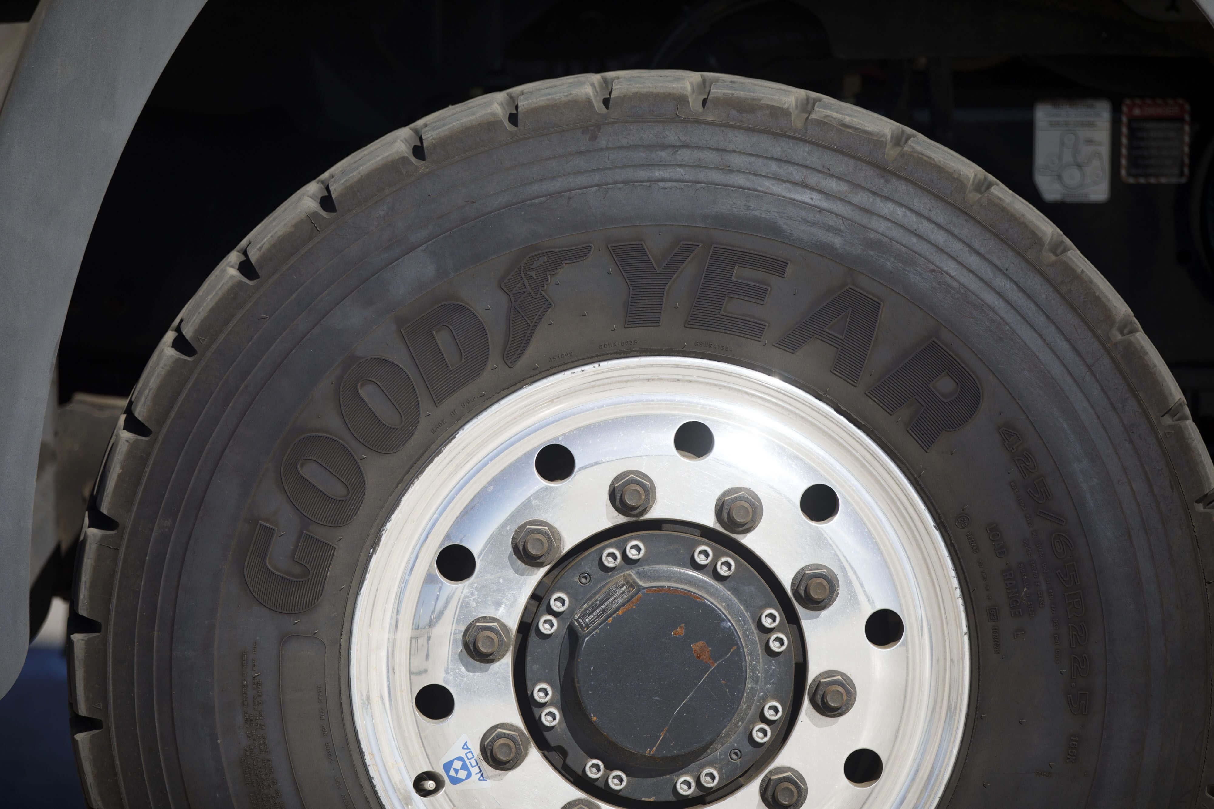 Maduro anuncia «recuperación» de planta de Goodyear que cesó operaciones
