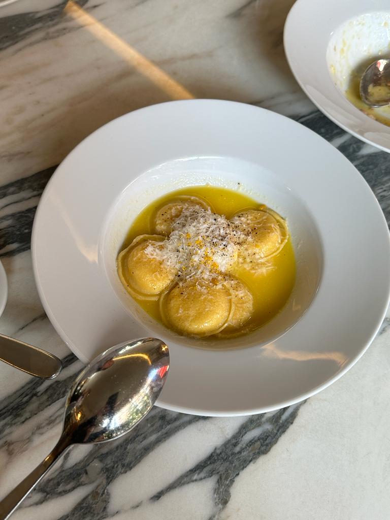 Botoni con ricotta, limón y yema curada