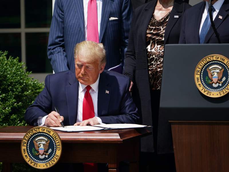 Donald Trump busca un lema de campaña que convenza a sus electores de que solo él puede salvar la economía de Estados Unidos.