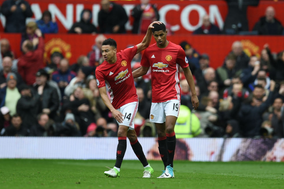 Manchester United derrota al Chelsea y aprieta la Premier League