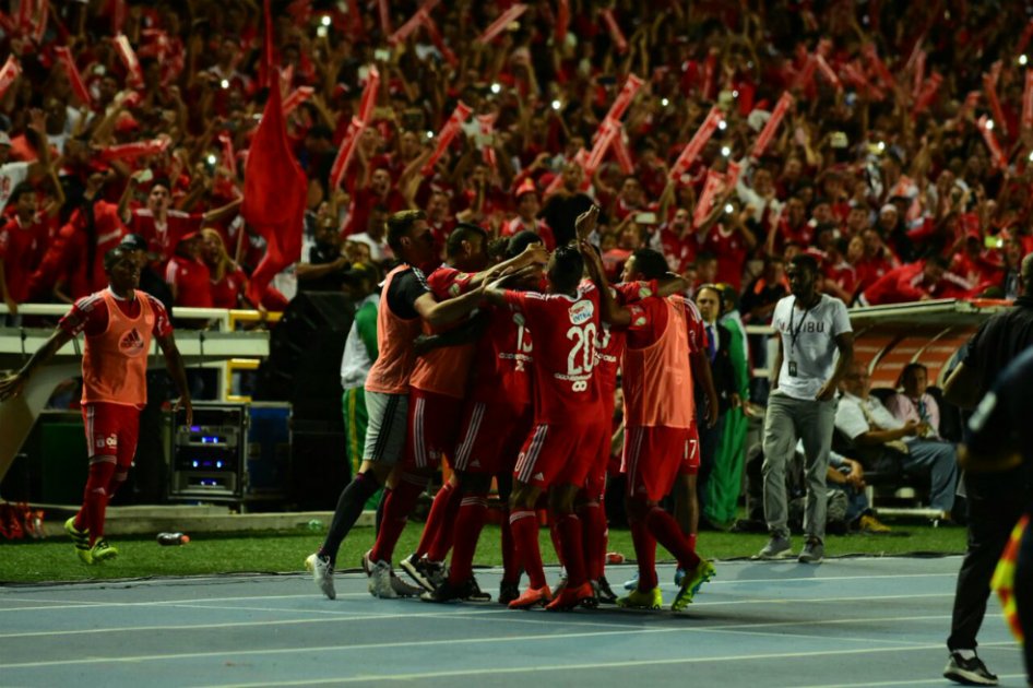 Los jugadores y la hinchada del América celebran uno de los goles con los que superaron este lunes a Real Cartagena en el Torneo Águila. / @AmericadeCali