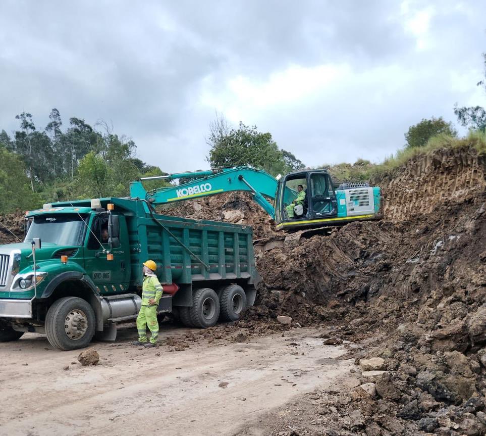 Cierres en la vía al Llano continúan: obras de remoción completan más de 48 horas