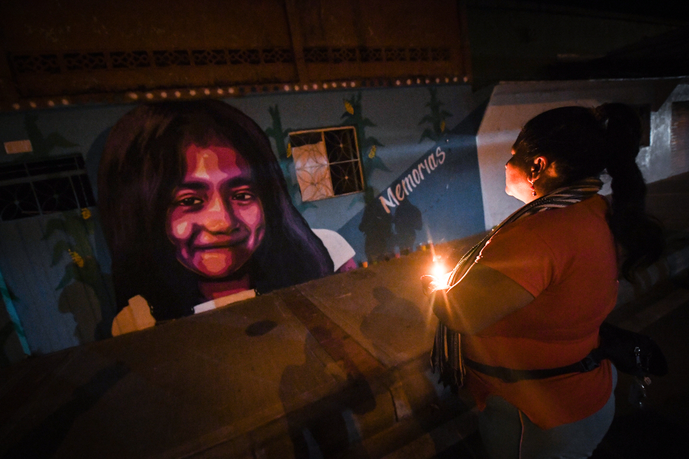 Los pobladores luchan por reconstruir la memoria del conflicto.Jose Vargas EsguerraEn cada una de las estaciones que recorrimos a pie hubo historias similares, casi siempre en voz de las mujeres: fueron sus hijos, esposos y padres los que mayoritariamente sufrieron la violencia directa. Salió entonces la muerte de Elías Fajardo, líder comunal de la vereda Malabar o los muertos de masacres que reposan en el cementerio de Medellín del Ariari. También la ventaja estratégica que tenía en la guerra un filo por el que transitamos o la importancia de caminar por la trocha, porque quizás sigue habiendo minas.