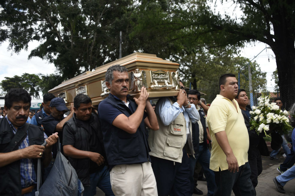 Sepultan a indígena asesinada por militares hace 35 años en Guatemala