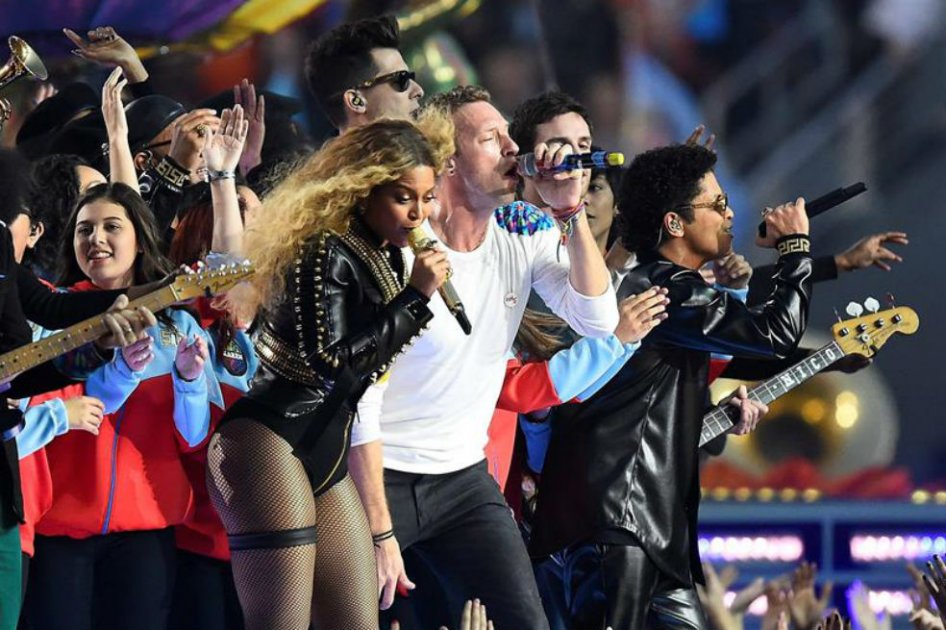Beyoncé deleitó con su sensualidad en el Super Bowl junto a Bruno Mars y Coldplay