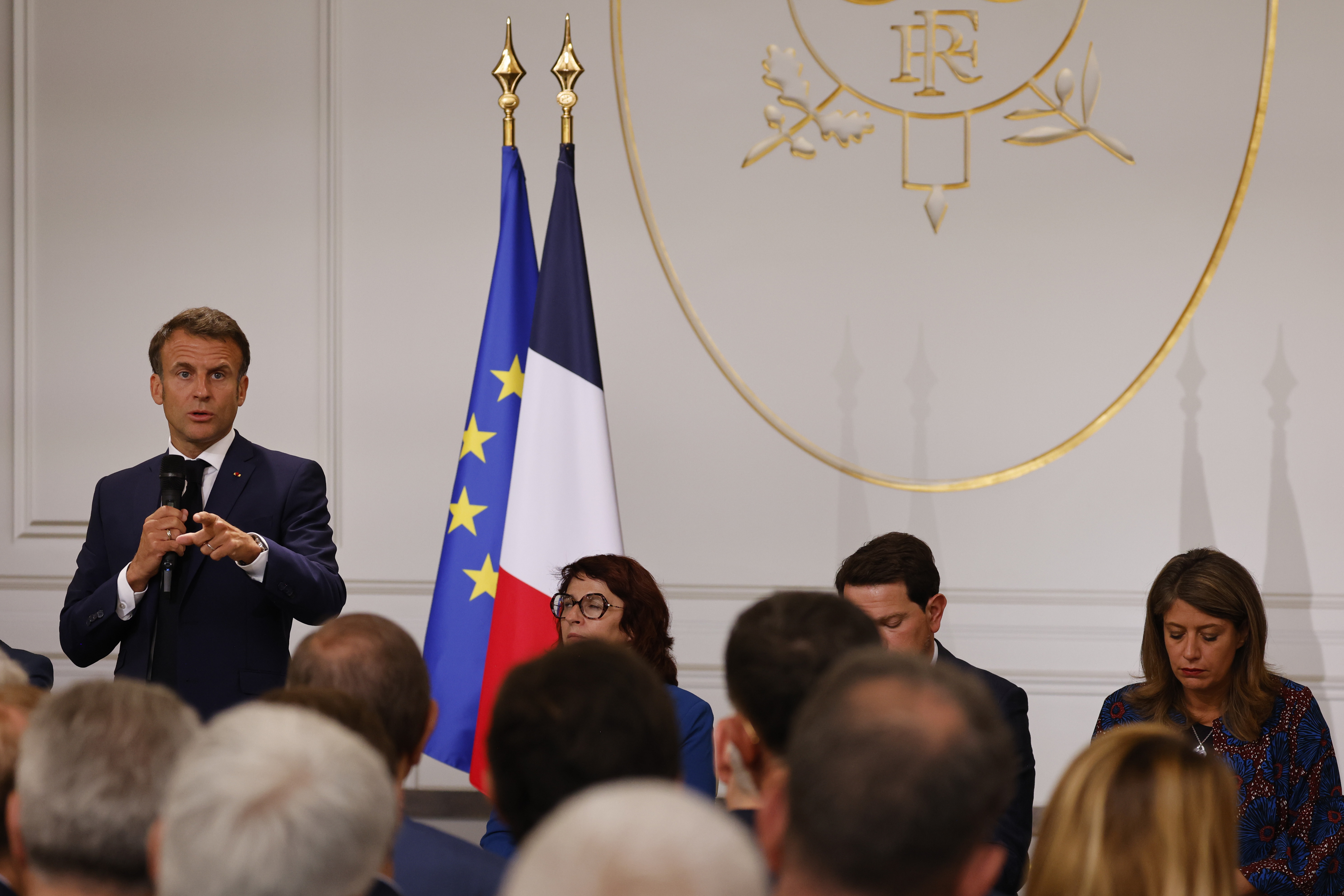 Tras una semana de disturbios, Macron se reunió con alcaldes para buscar soluciones