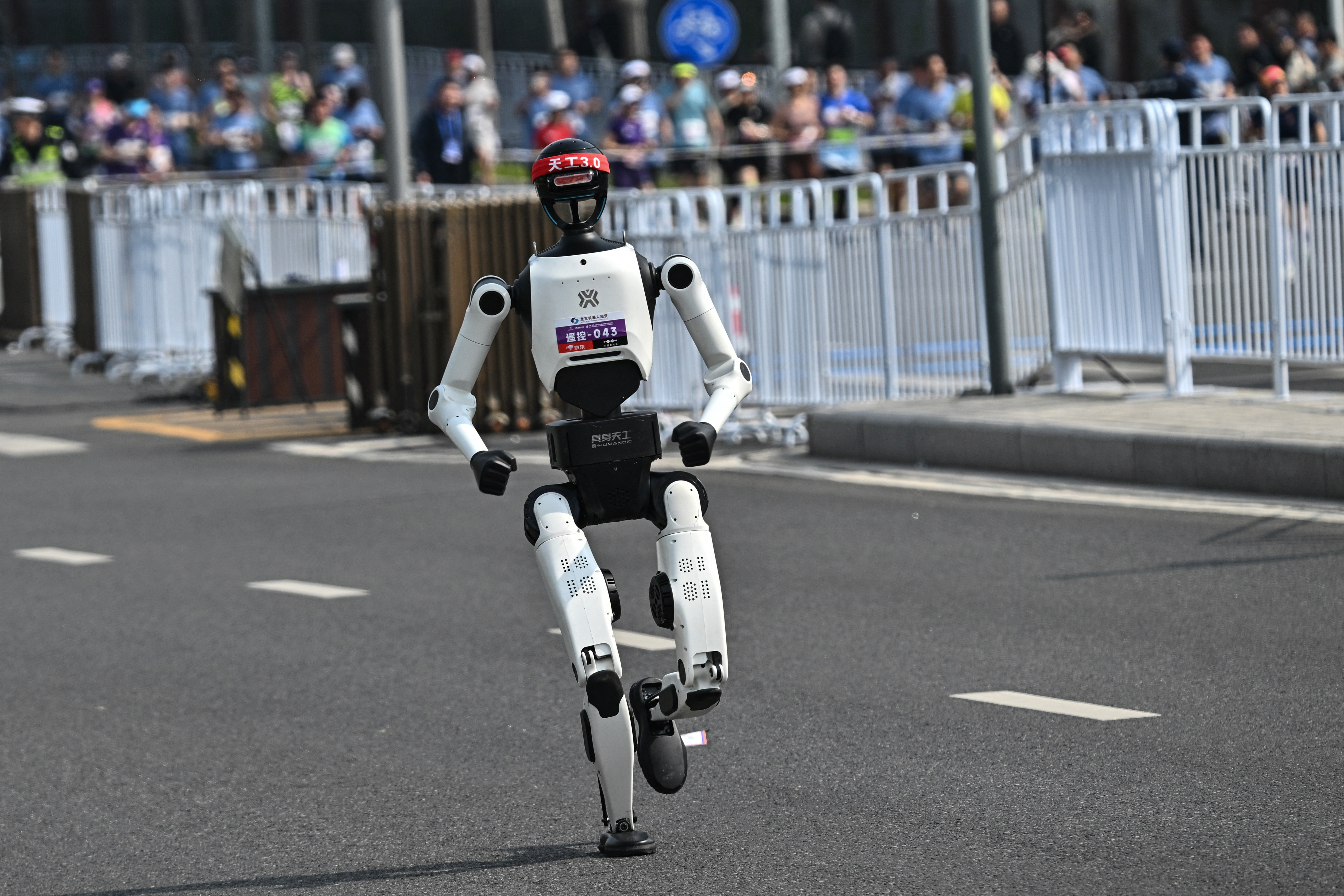 Robot bate récord mundial de media maratón