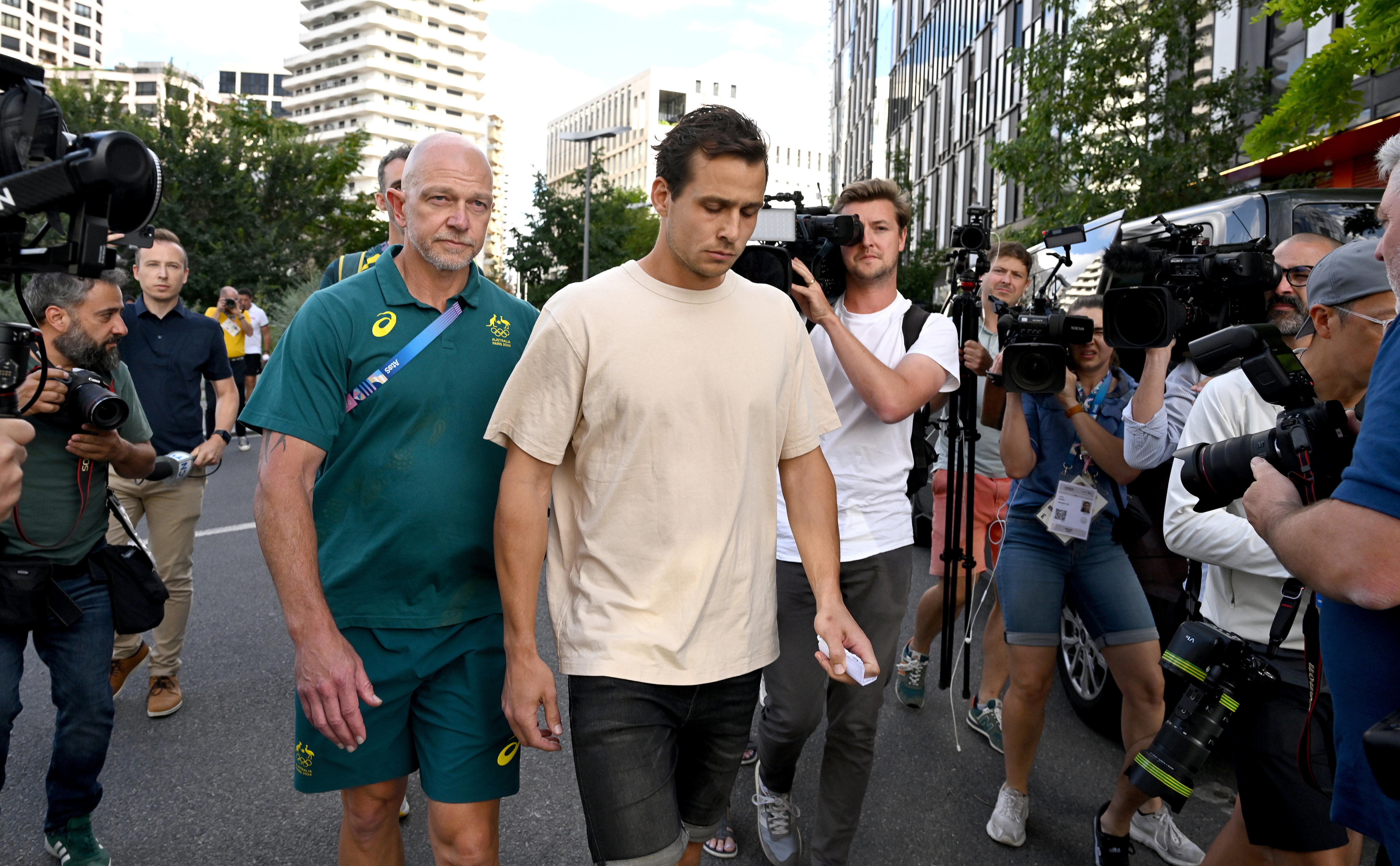 Saint-denis (France), 07/08/2024.- Australian field hockey player Tom Craig (C) is seen after his release from the Prefecture of Police following his arrest for allegedly attempting to buy cocaine on the streets in Paris, France, 07 August 2024. Craig was arrested on 06 August night for allegedly attempting to buy cocaine on a street in Paris. (Francia) EFE/EPA/DAVE HUNT AUSTRALIA AND NEW ZEALAND OUT