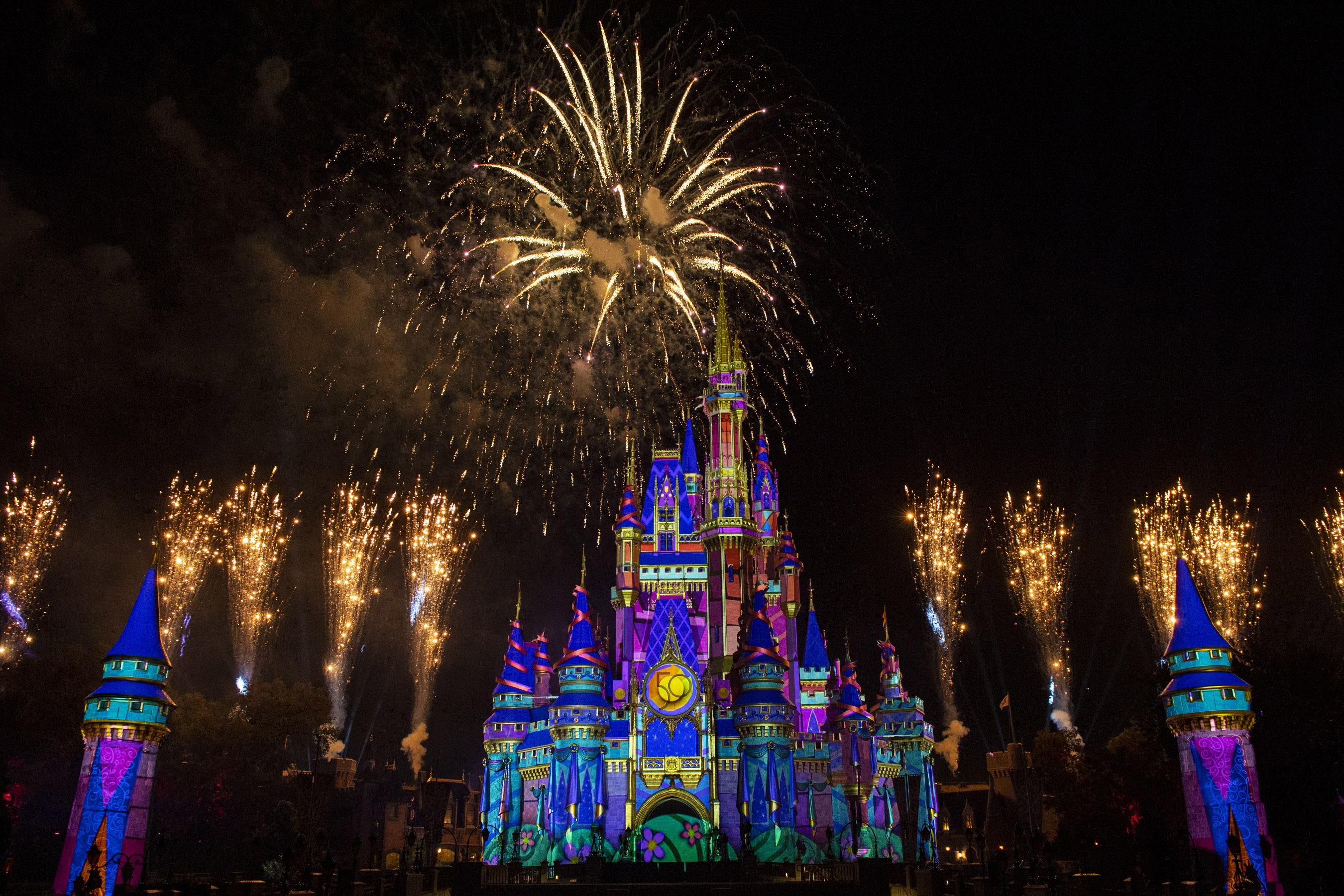 Disney Enchantment, un nuevo espectáculo nocturno donde el Castillo de Cenicienta cobra vida con efectos mágicos.