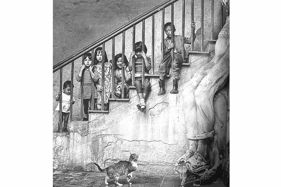 “Los niños de la casa vieja” (1969), de Hernán Díaz. / Fotos: “Hernán Díaz revelado: retratos, sesiones y hojas de contacto”