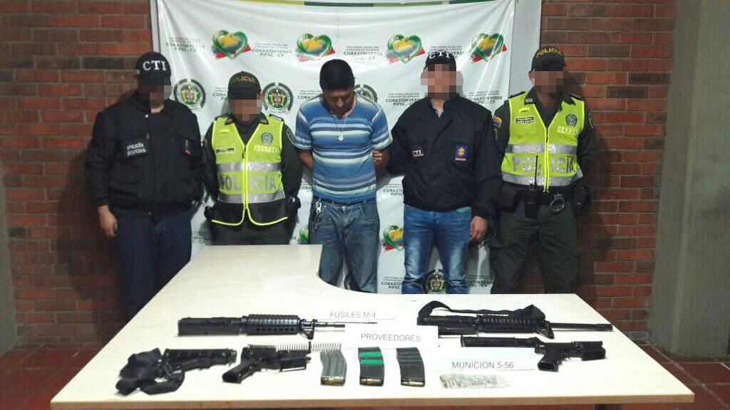 En camión de transporte de carne, autoridades encuentran armas de largo alcance