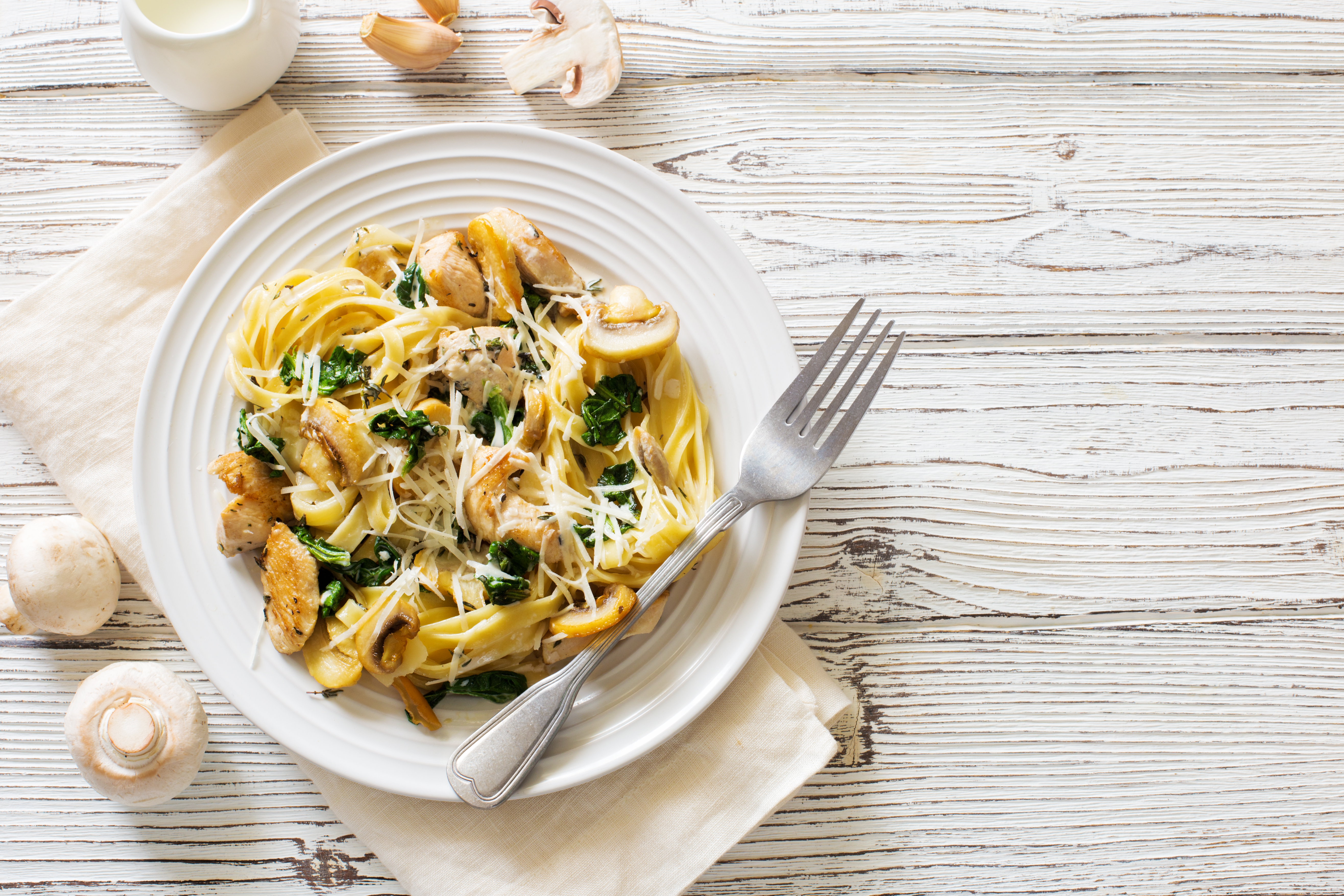 Así se prepara una sabrosa pasta con pollo y champiñones