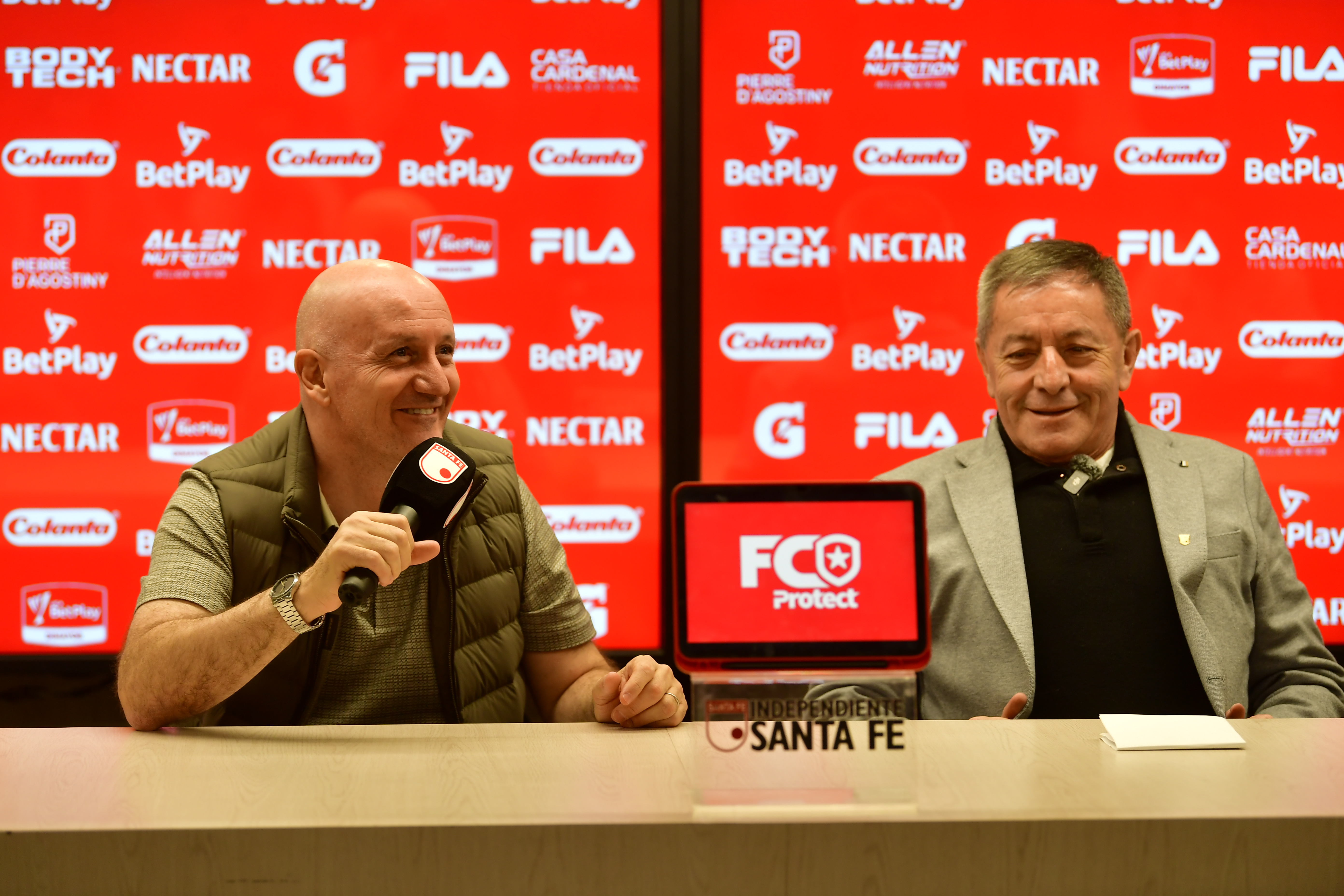 Presidente de Independiente Santa Fe y Pablo Repetto , técnico uruguayo (de chaleco), durante su presentación oficial como técnico cardenal.
