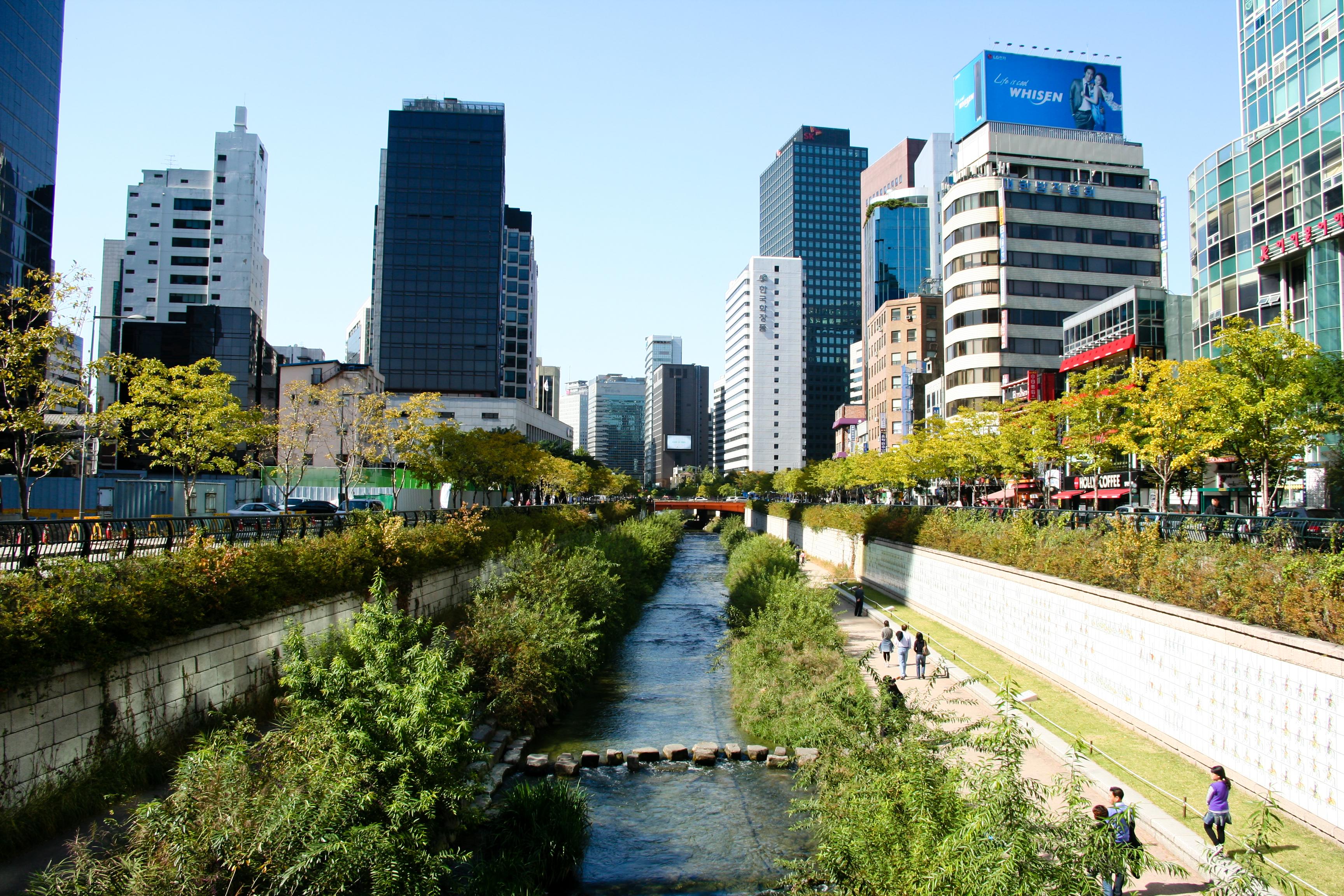 El arroyo Cheonggyecheon, en Seúl (Corea del Sur) durante décadas fue una autopista. /Getty Images.