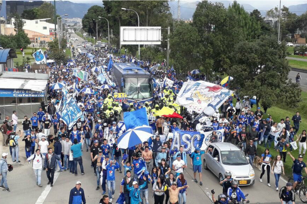 Hinchas de Millonarios despiden por lo alto al equipo antes del juego ante Nacional