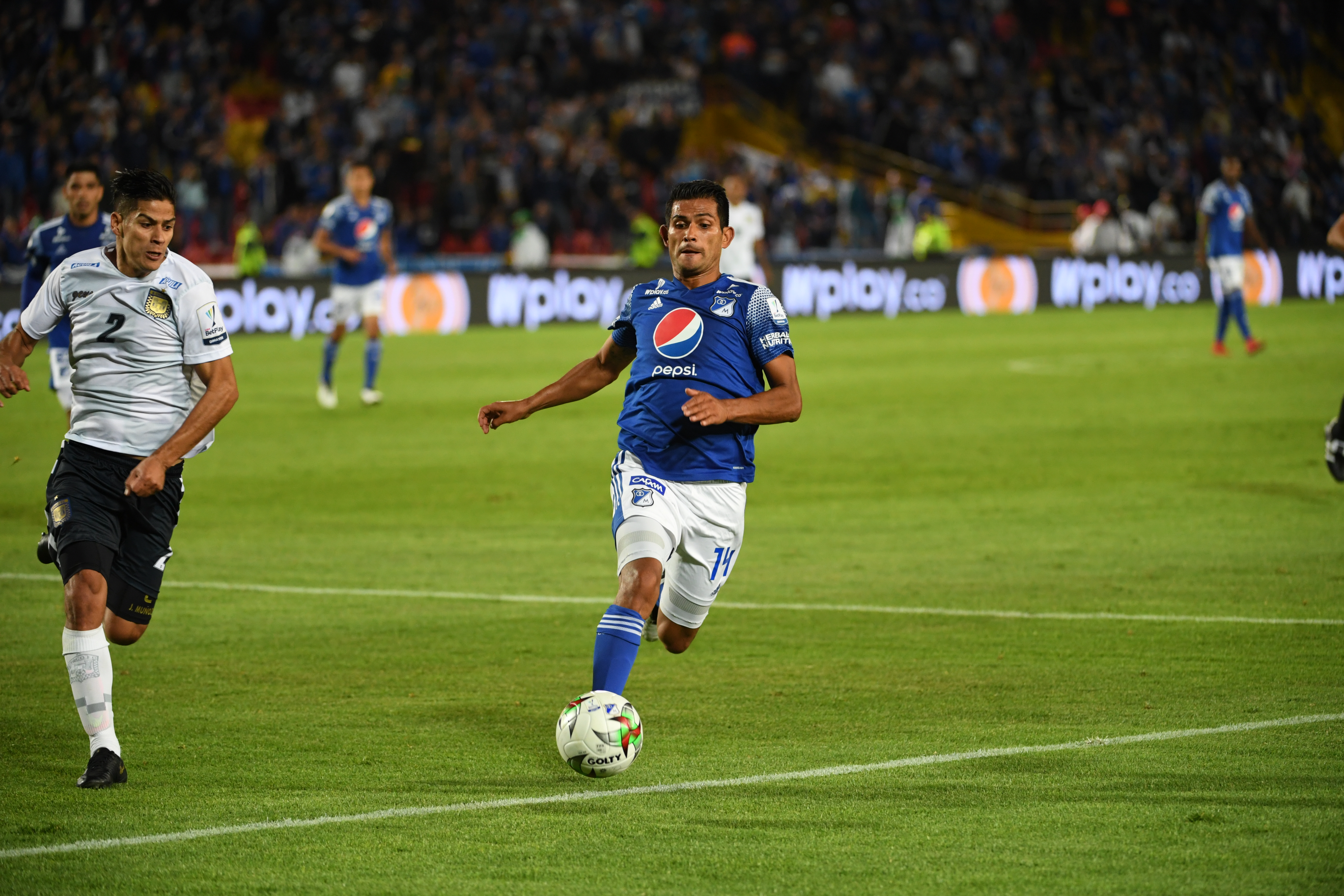 Volante de Millonarios durante partido ante el Boyacá Chico en el estadio el Campín de Bogotá