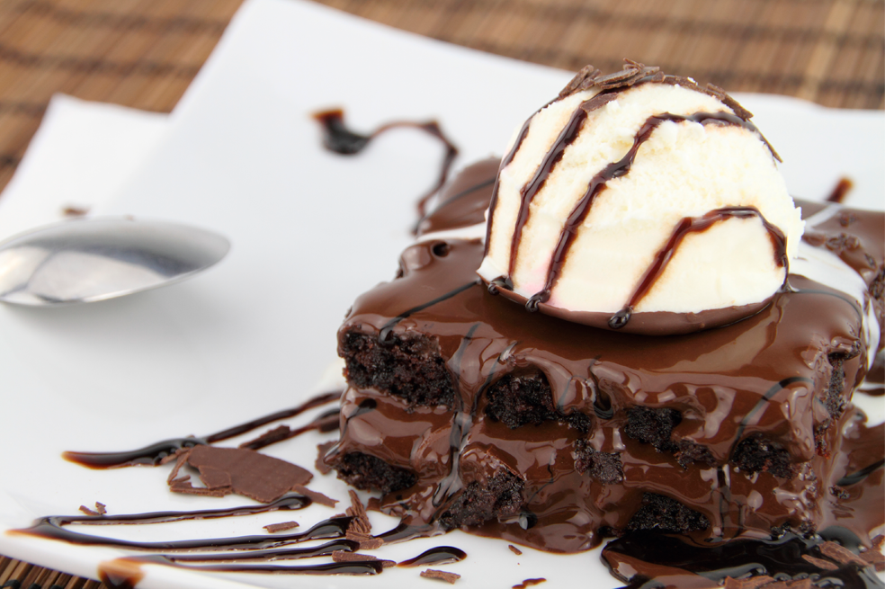 Brownie con helado con salsa de chocolate