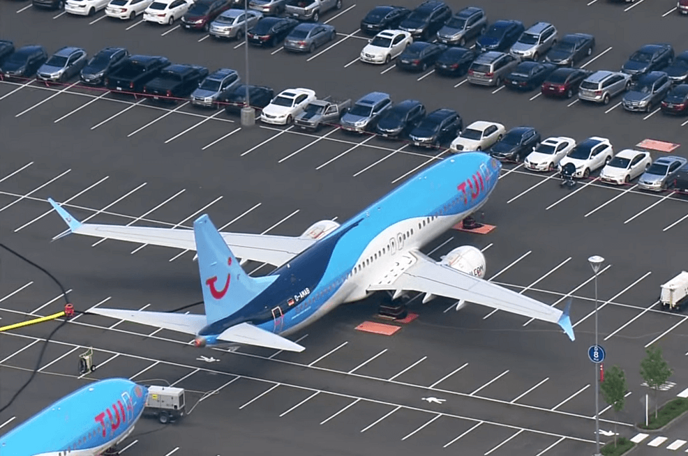 La crisis de Boeing llega al punto de estacionar sus 737 Max en parqueaderos de carros