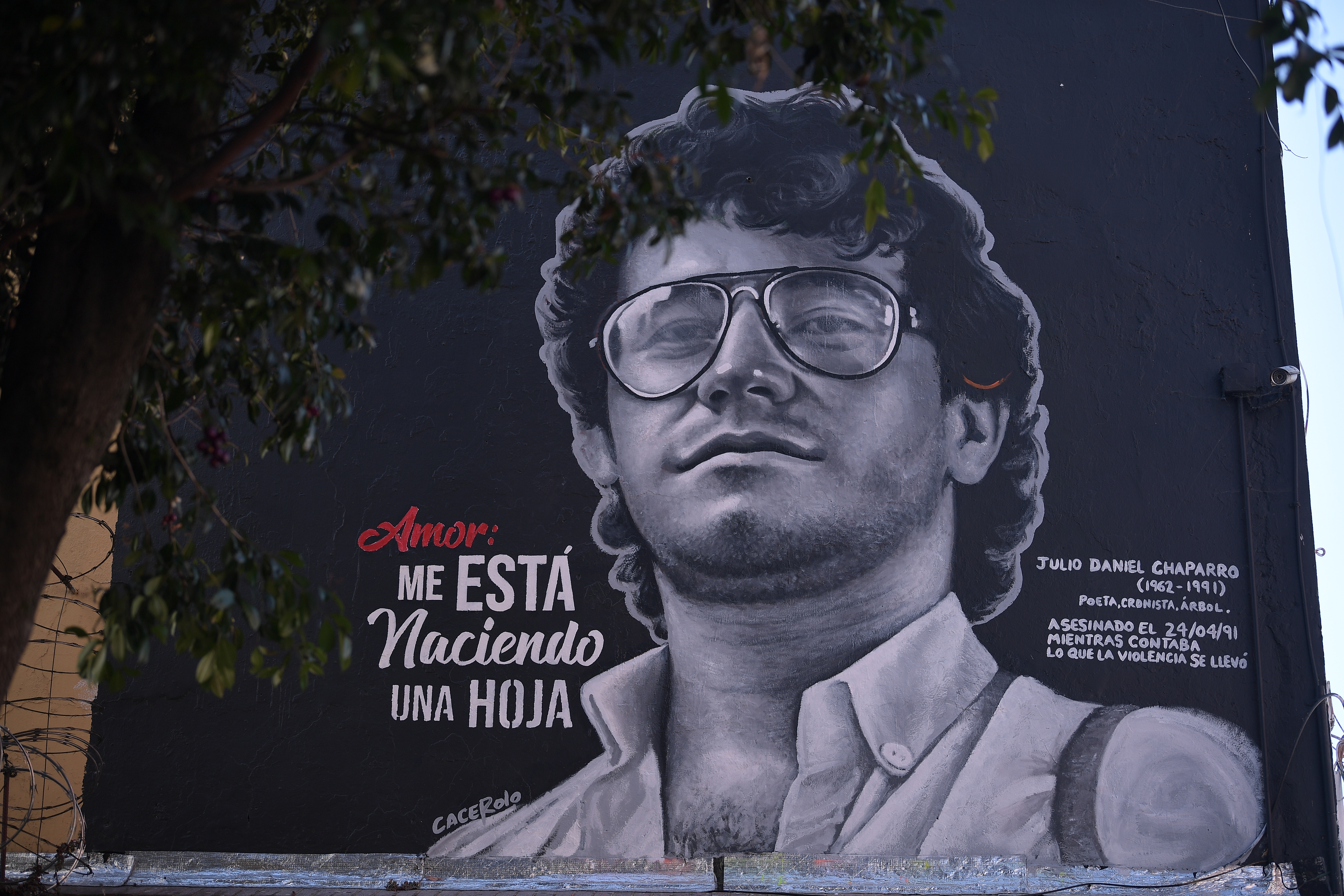 Mural realizado por el artista Cacerolo en la plaza de Usaquén, en el marco del Décimo Festival de Literatura de Bogotá; en homenaje al cronista y poeta, Julio Daniel Chaparro,  asesinado junto con el fotoperiodista Jorge Torres en Segovia, Antioquia, el 24 de abril de 1991.