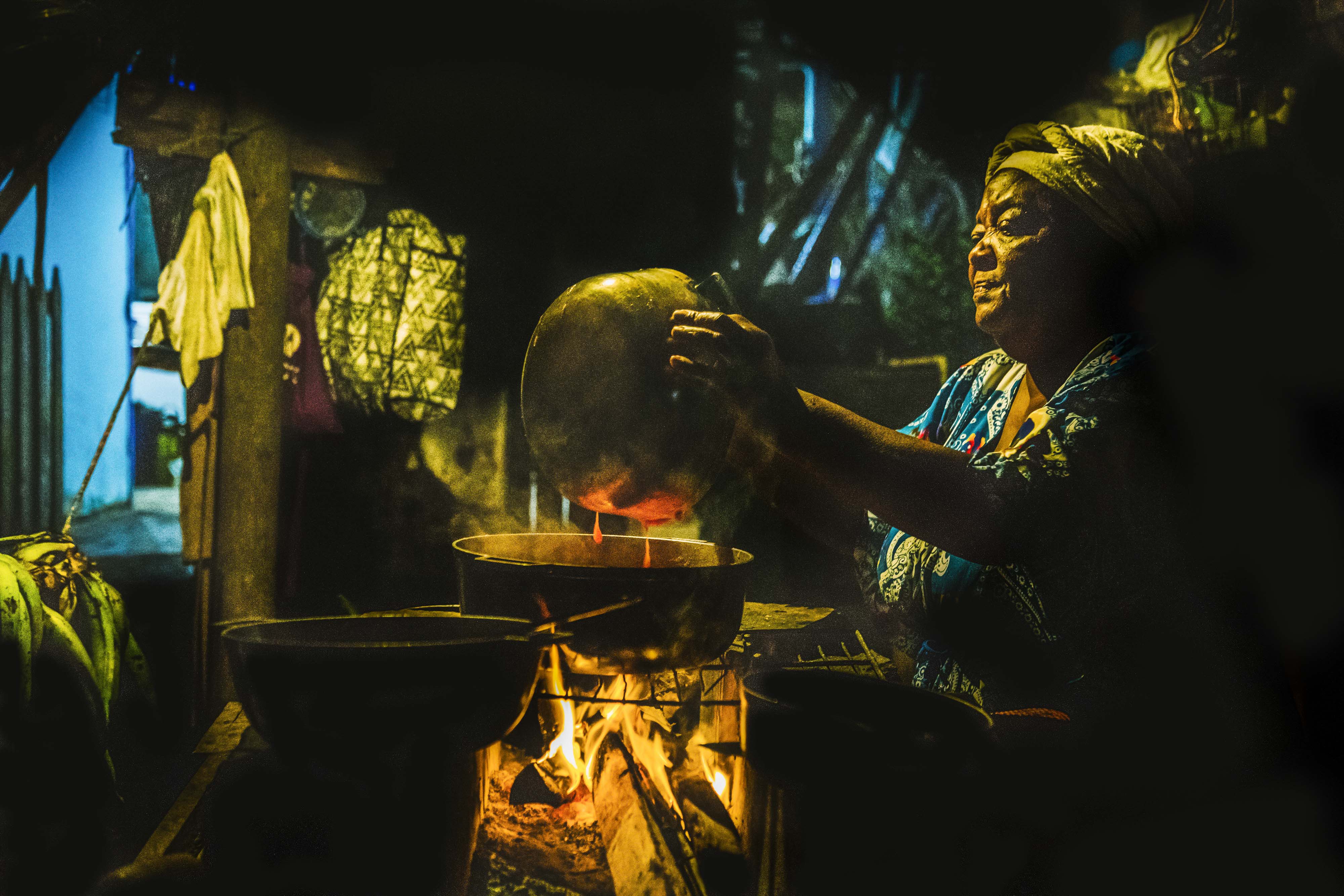 "Navegar el Pacífico me cambió la vida. Sentir su grito salvaje, su selva profunda, su paleta de verdes y grises, el color saturado de los trapos amarrados en la cabeza, mientras todo huele a sofrito de hierbas de azotea en el fogón de leña de Mamá Cruz."