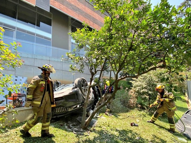 Carro cayó de un quinto piso en Medellín: hay un muerto y dos heridos