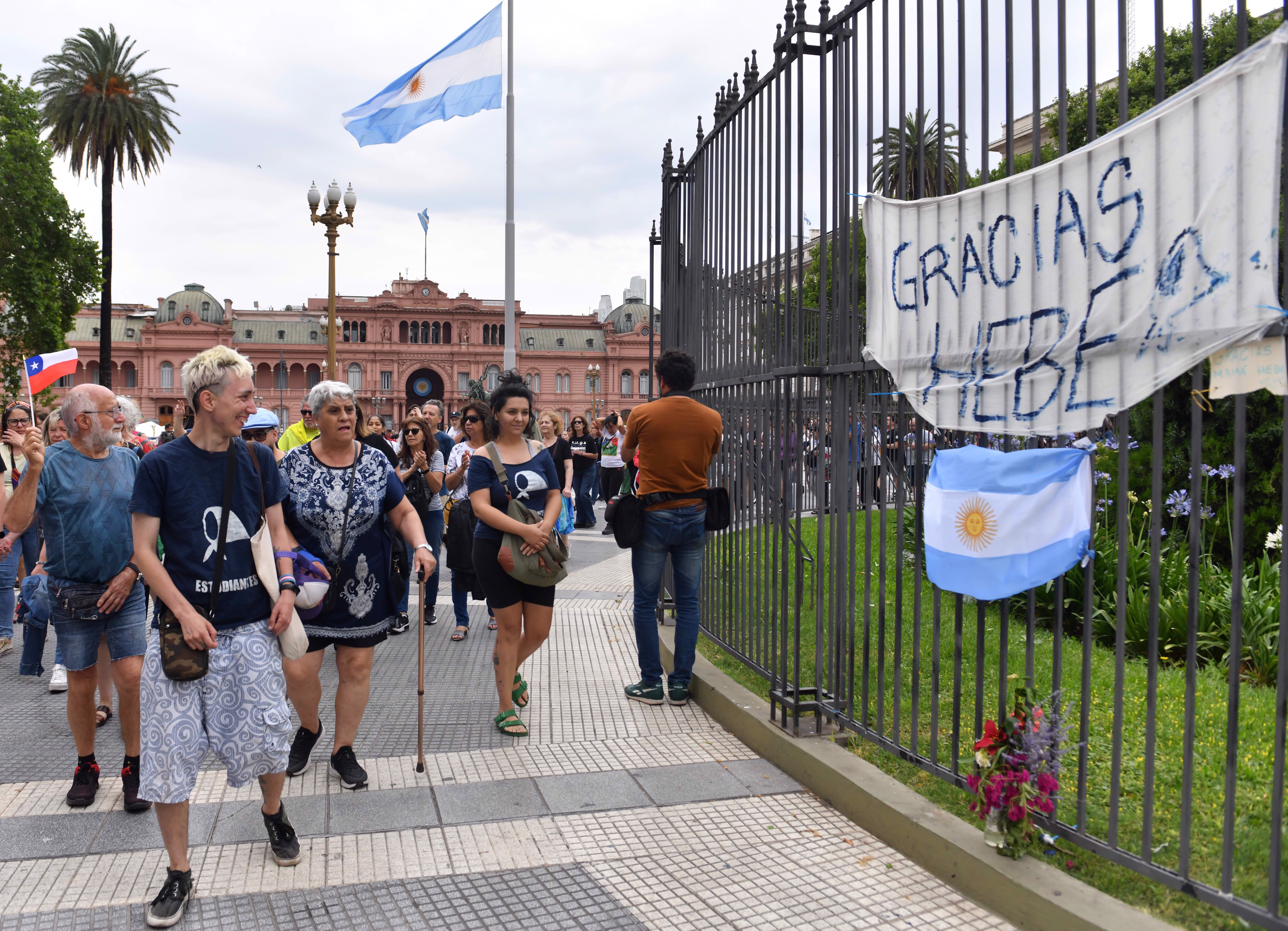 AME4808. BUENOS AIRES (ARGENTINA), 20/11/2022.- Decenas de personas se reúnen en la Plaza de Mayo para rendir homenaje a la activista Hebe de Bonafini, hoy, en Buenos Aires (Argentina). Agrupaciones defensoras de los derechos humanos junto a familiares de personas desaparecidas se dieron cita este domingo para girar alrededor de la pirámide de Mayo como un acto de respeto y homenaje tras la muerte de Hebe de Bonafini, presidenta de la asociación argentina Madres de Plaza de Mayo. Bonafini (1928-2022), de 93 años, falleció este domingo en el Hospital Italiano de La Plata, capital de la provincia de Buenos Aires, en donde llevaba varios días internada debido al agravamiento de sus enfermedades crónicas. EFE/ Enrique García Medina