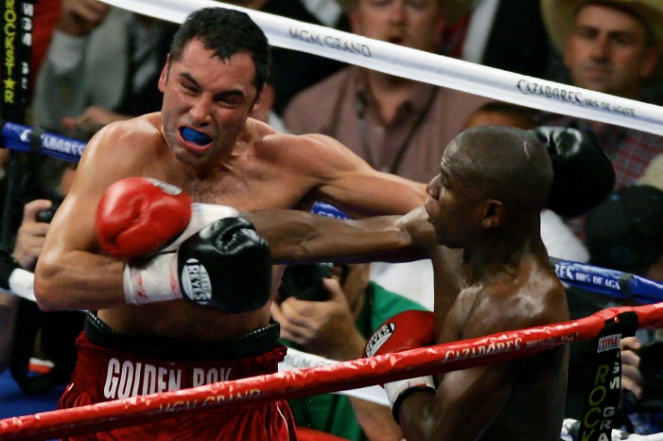 Óscar De La Hoya en su enfrentamiento con Floyd Mayweather. Foto: Archivo agencias