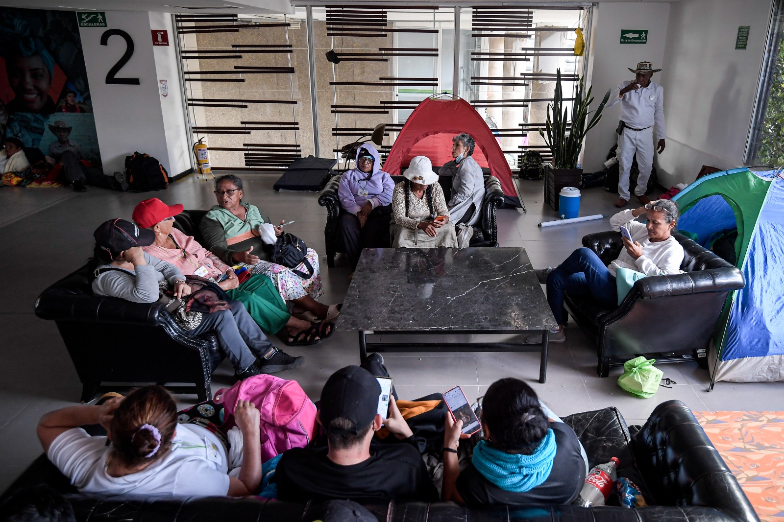 Sin embargo, pese a que la restitución de tierras avanza y ha logrado entregas inéditas en la historia del conflicto, comunidades campesinas directamente involucradas señalan que los acuerdos y compromisos pactados no se han llevado a cabo de la manera en que esperaban, razón por la cual decidieron recurrir a la protesta social.