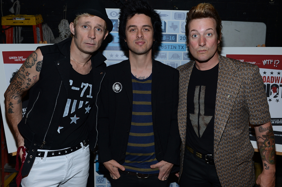 Con beso de fan, Green Day regresó a los escenarios