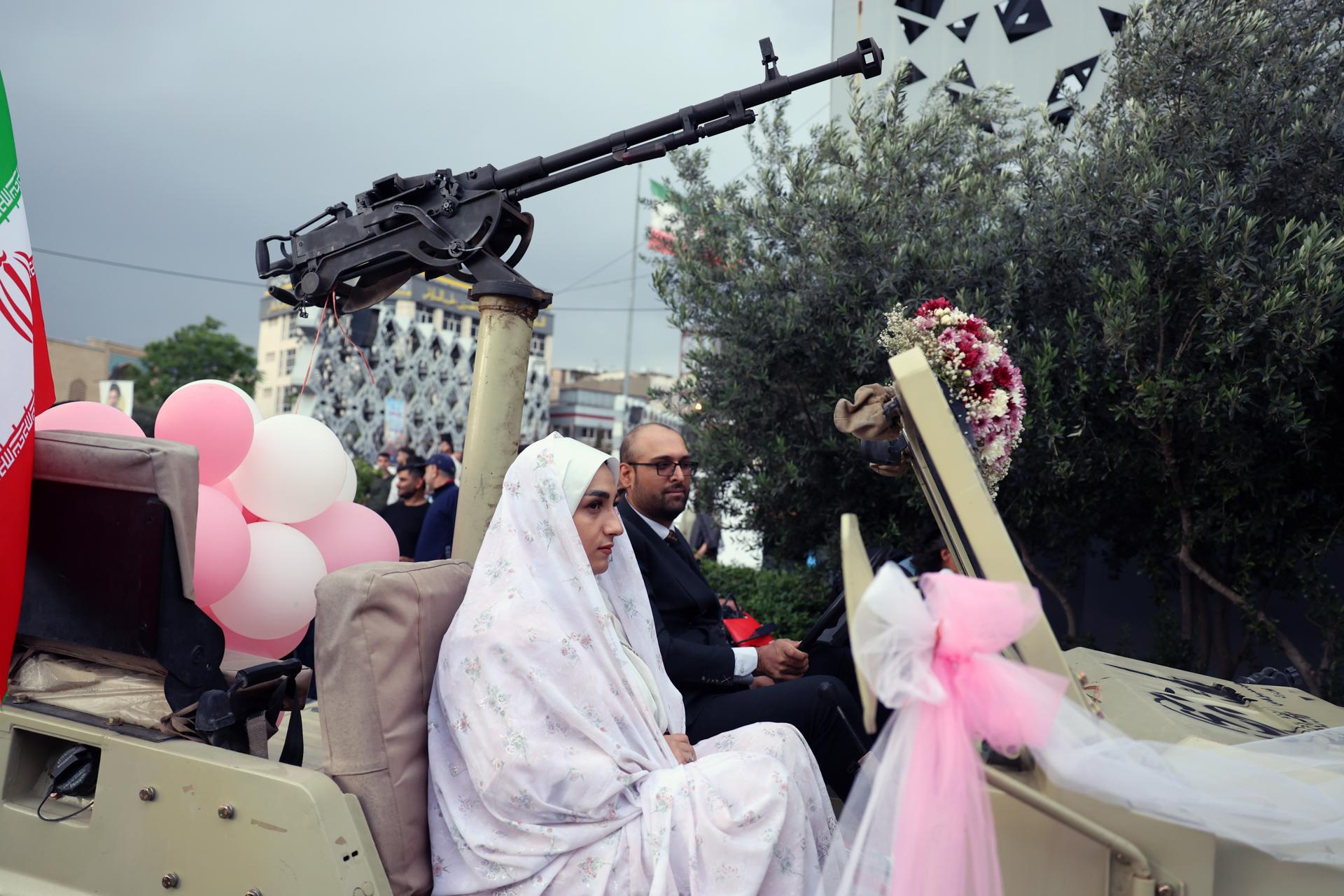Civiles aprenden a usar armas en Irán para defenderse de EE. UU.: “Vengar a nuestro líder”