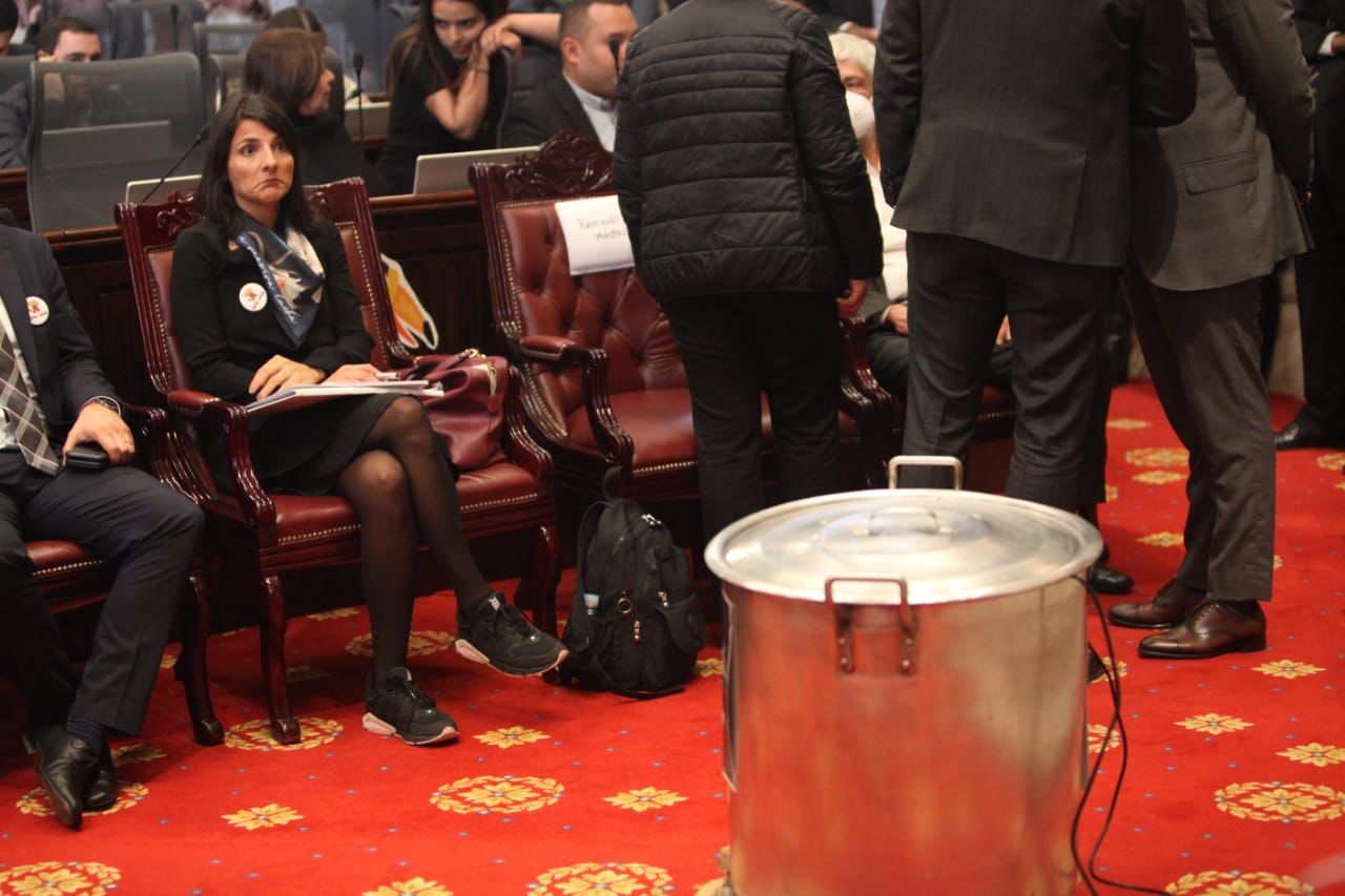 Irene Vélez: ¿por qué llevaron una olla al debate de moción de censura?