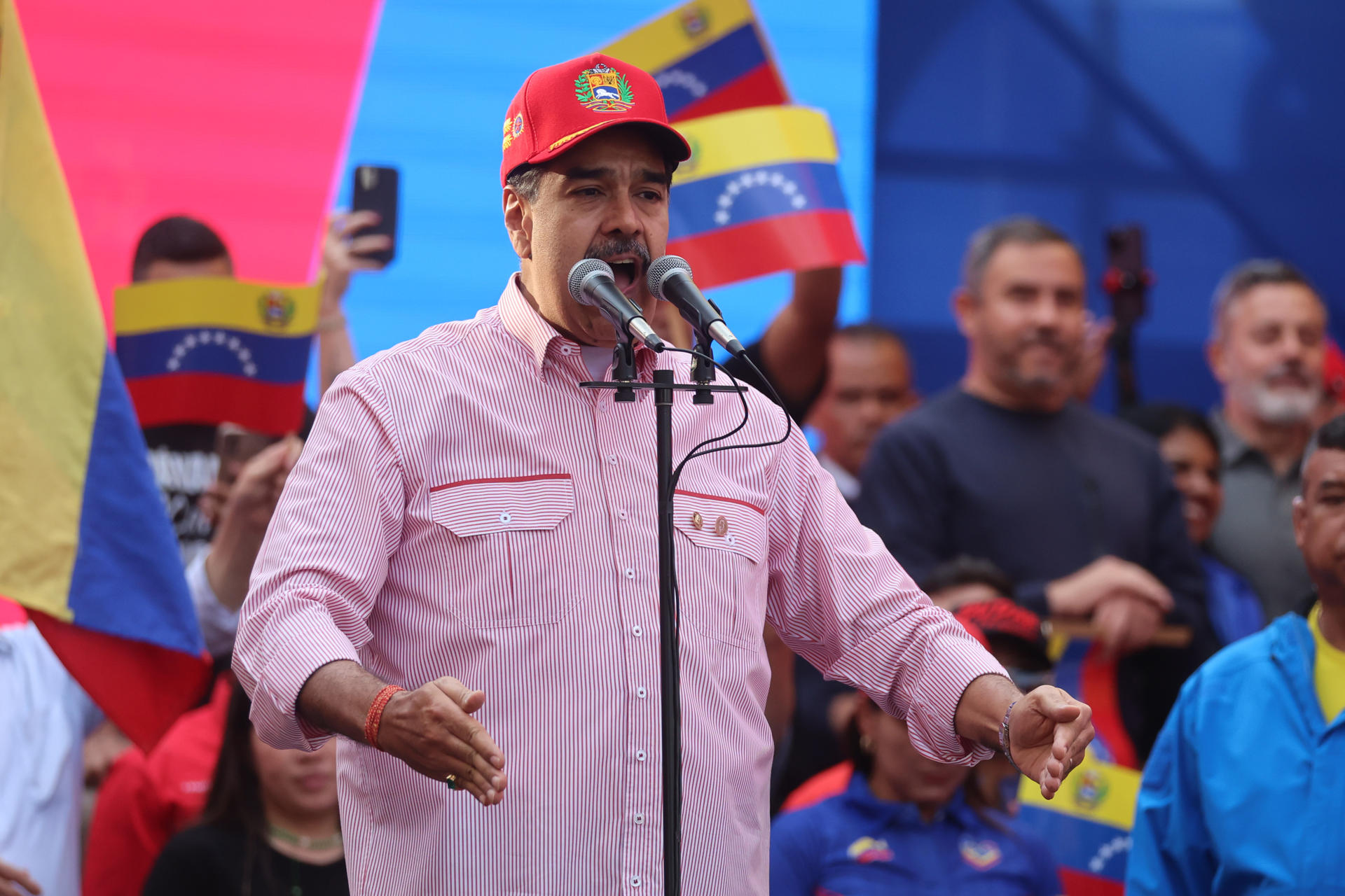 AME4782. BOGOTÁ (COLOMBIA), 09/12/2025.- Fotografía de archivo del 1 de Diciembre de 2025 del presidente de Venezuela, Nicolás Maduro, hablando durante una movilización, en Caracas (Venezuela). Maduro anunció que donará la primera exportación de gas a Colombia para beneficiar a sectores fronterizos del vecino país, con el fin también de contrarrestar a los empresarios que, advirtió, quieren "especular". EFE/ Miguel Gutiérrez/ ARCHIVO