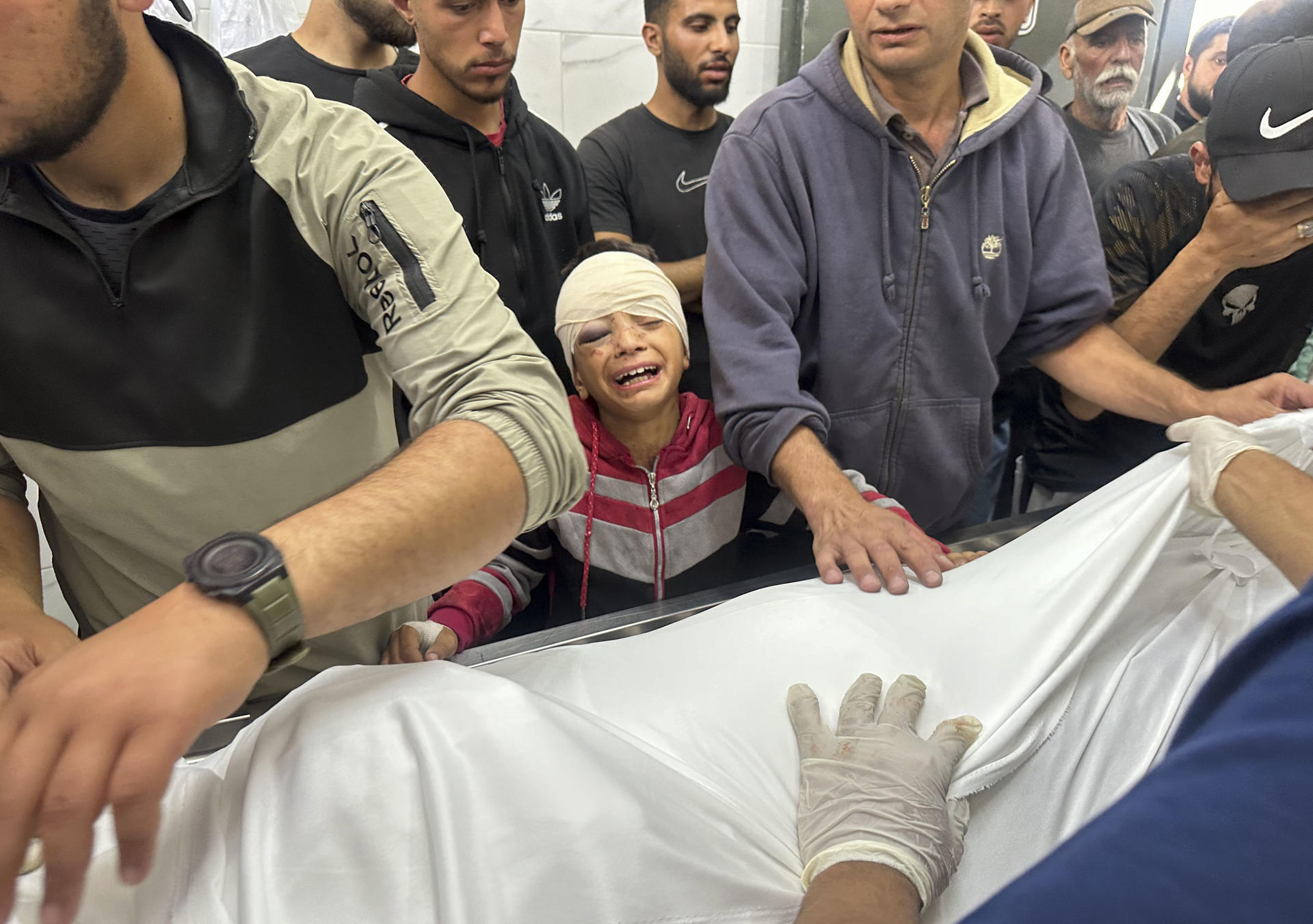 FOTODELDÍA GRAF5280. JERUSALÉN (ISRAEL), 26/05/2025.- Familiares de las víctimas acuden ala morgue del Hospital al Shifa, después de que al menos 31 palestinos murieran durante la madrugada de este lunes en el bombardeo israelí de una escuela, donde se refugiaban personas desplazas, en la norteña ciudad de Gaza. EFE/ Ahmad Awad