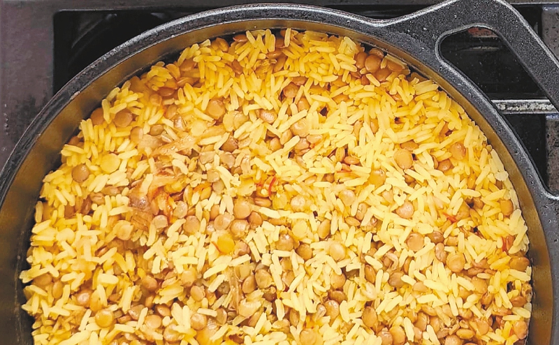Receta para preparar arroz de lentejas, cúrcuma y cebolla frita
