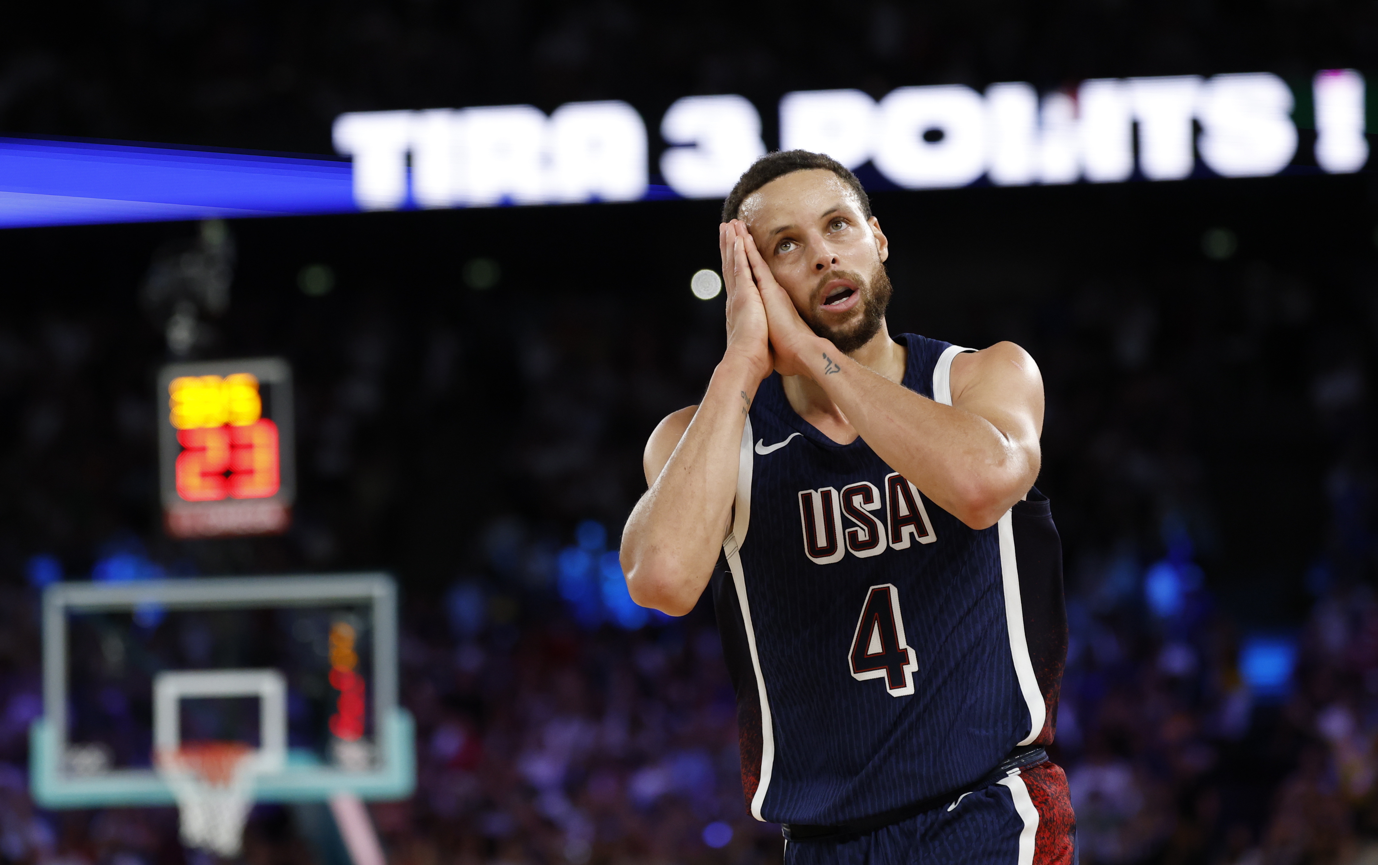 Paris (France), 10/08/2024.- Stephen Curry of USA celebrates scoring during the Men Gold Medal game France vs USA of the Basketball competitions in the Paris 2024 Olympic Games, at the South Paris Arena in Paris, France, 10 August 2024. (Baloncesto, Francia) EFE/EPA/CAROLINE BREHMAN