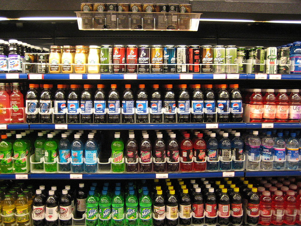 ¿Un impuesto del 20% a bebidas azucaradas reduciría su consumo?