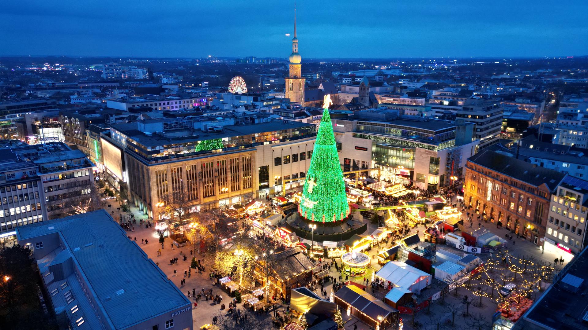 DORTMUND (Germany), 05/12/2025.- An areal view shows the city's Christmas tree which is illuminated at the Christmas market in Dortmund, Germany, 05 December 2025. The 45-meter-high Christmas tree is made of 1,700 fir trees and decorated with 48,000 LED lights. (Alemania) EFE/EPA/CHRISTOPHER NEUNDORF