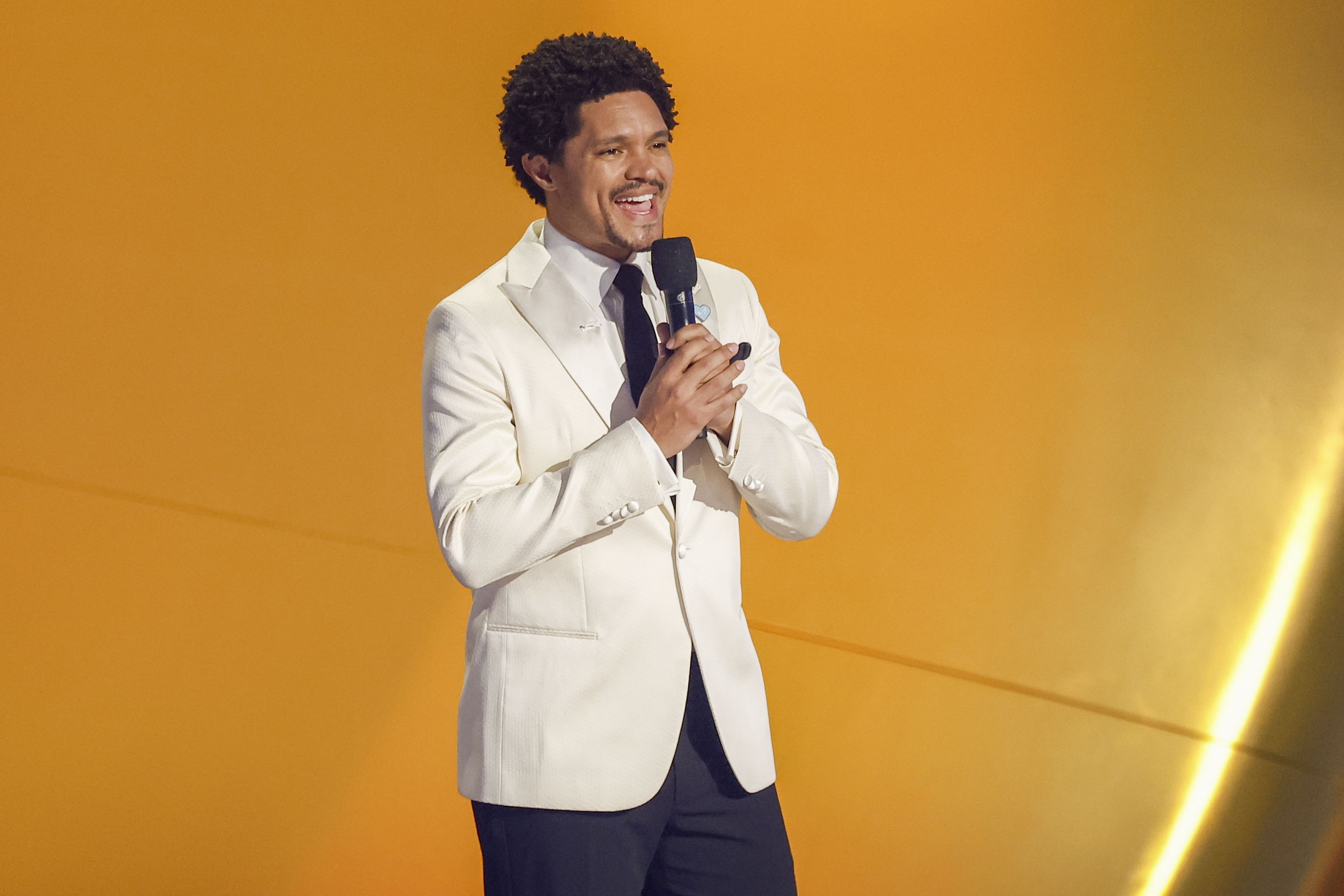 ¿Quién es Trevor Noah, presentador de los Grammy que insultó a Shakira y Colombia?