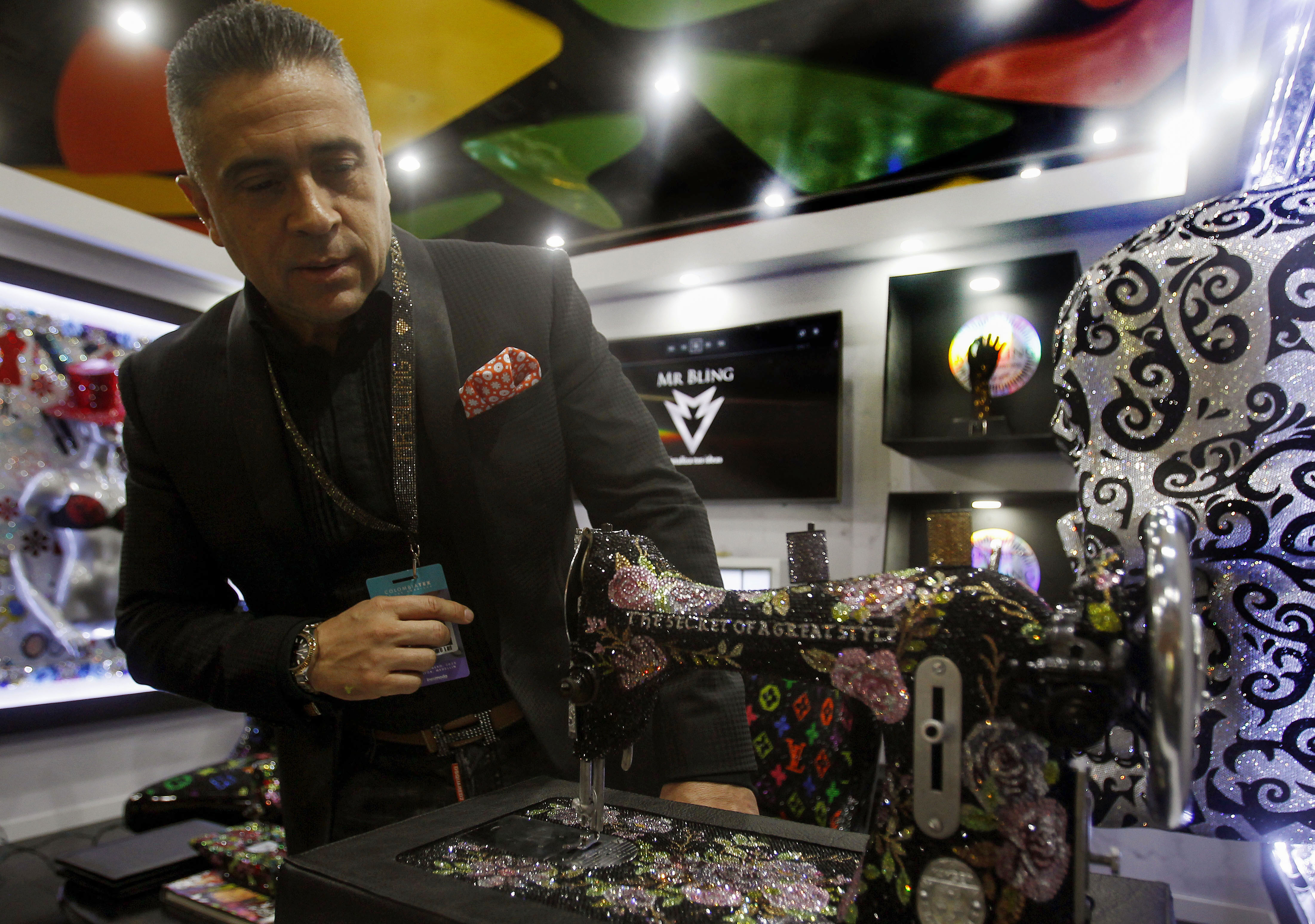 Artista colombiano inmortaliza celebridades usando miles de cristales