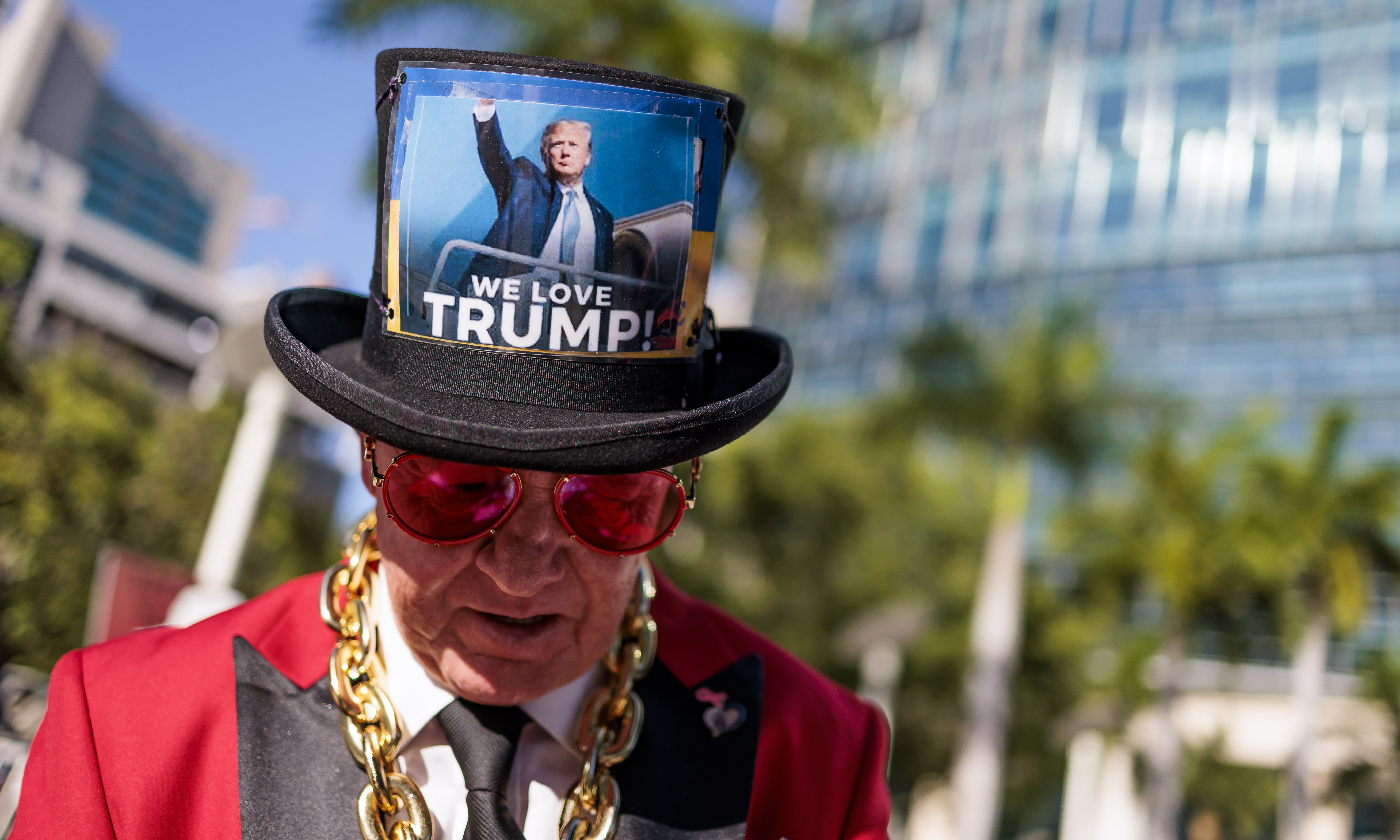 Miami (United States), 13/06/2023.- A trump supporter outside of the Wilkie D. Ferguson United States Courthouse where former President Donald Trump is scheduled to surrender today federal authorities in Miami, Florida, USA, 13 June 2023. Trump is facing multiple federal charges stemming from an US Justice Department investigation lead by Special Counsel Jack Smith related to Trump'Äôs alleged mishandling of classified national security documents. (Estados Unidos) EFE/EPA/JUSTIN LANE