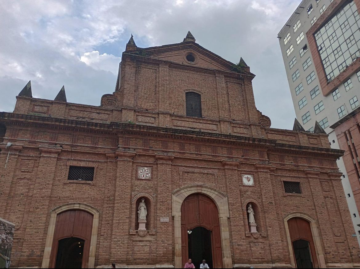 En el templo de San Francisco de Cali se presentó un incendio en la mañana del jueves, 12 de septiembre.