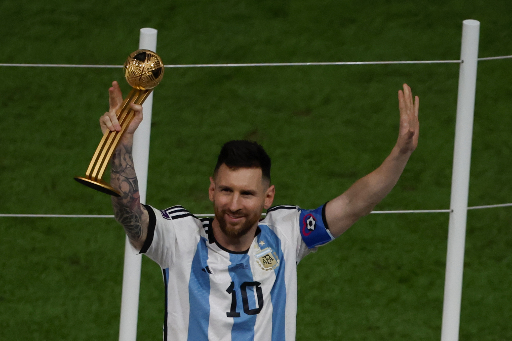 GR7513. LUSAIL (CATAR), 18/12/2022.- Lionel Messi de Argentina celebra hoy, tras ganar la final del Mundial de Fútbol Qatar 2022 entre Argentina y Francia en el estadio de Lusail (Catar). EFE/ Alberto Estevez