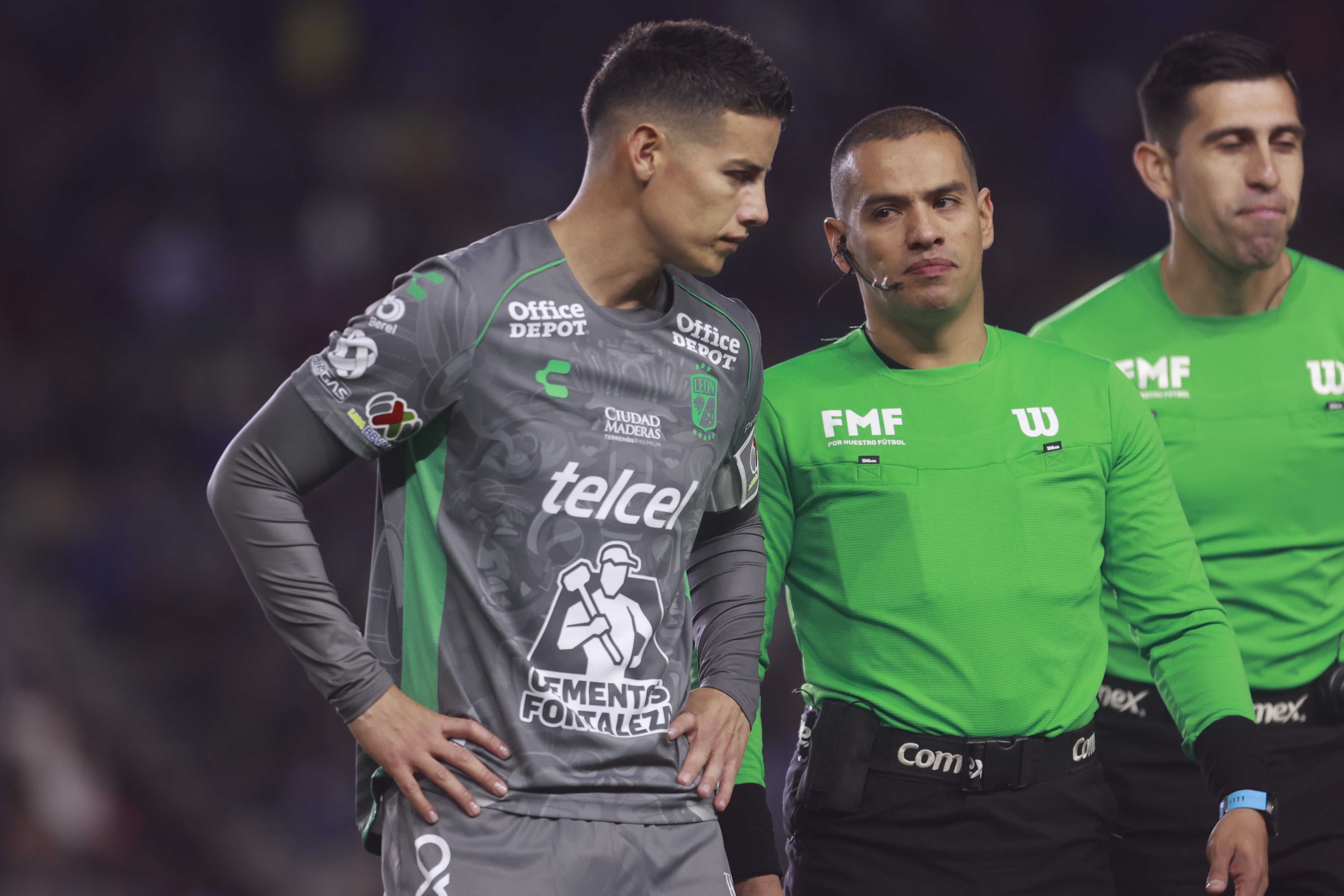 AME7603. PACHUCA (MÉXICO), 05/02/2025.- James Rodríguez de León habla con el árbitro este miércoles, en un partido de la primera jornada del Torneo Clausura 2025 de la Liga MX entre el Club de Fútbol Pachuca y Club León, en el estadio Hidalgo en Pachuca (México). EFE/ David Martínez Pelcastre