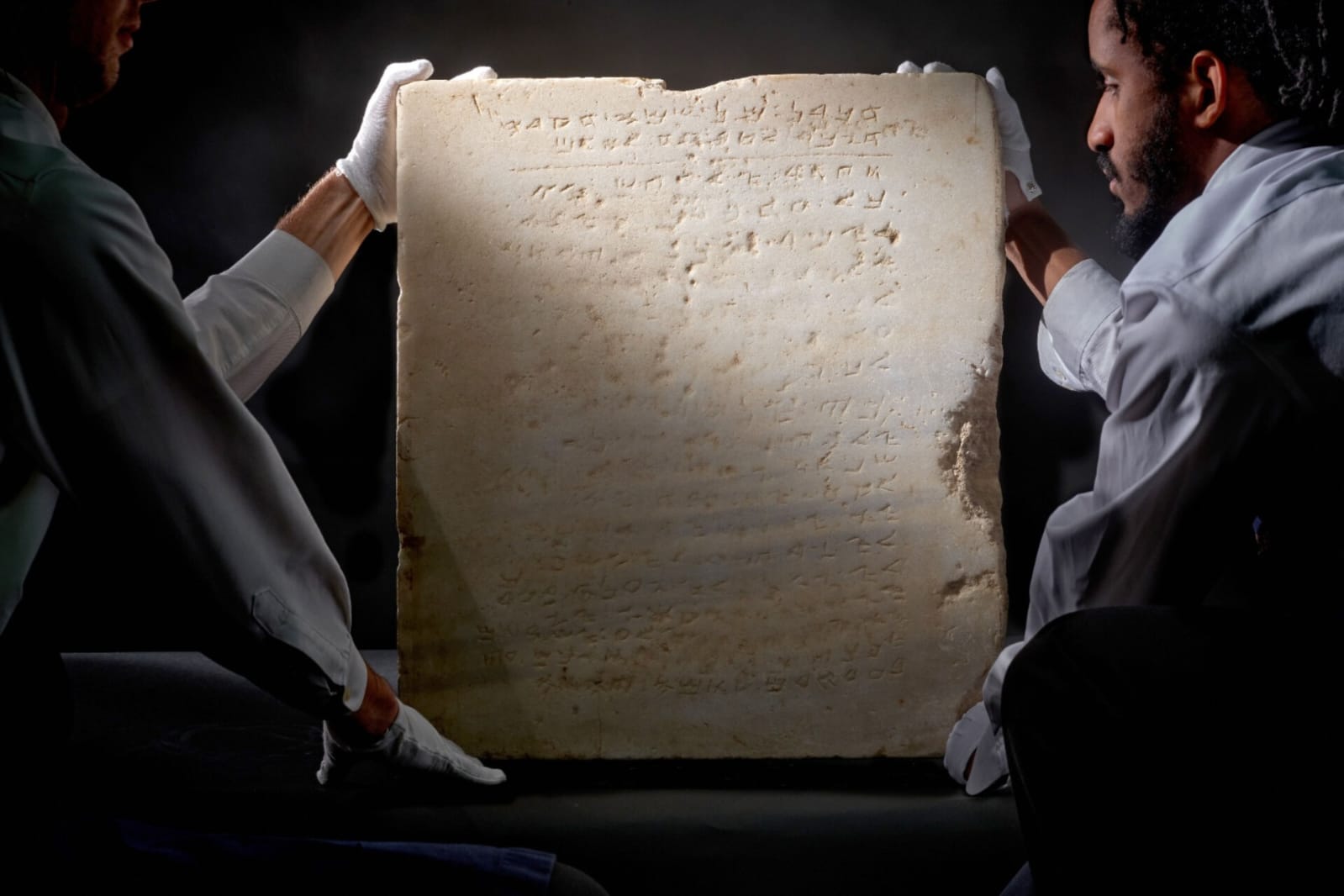 Una tableta de mármol de 1.500 años con los Diez Mandamientos sale a subasta en diciembre