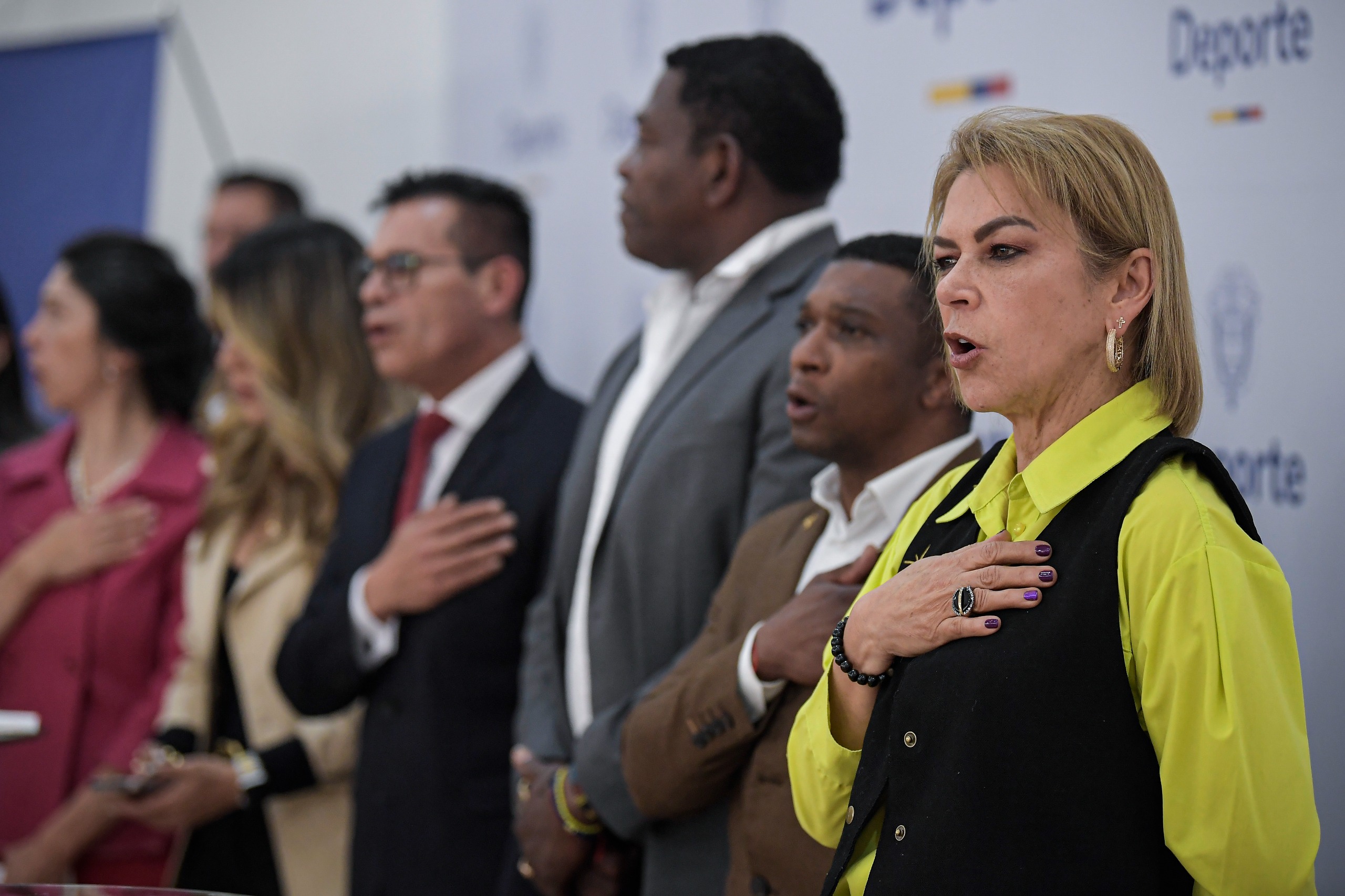 La ministra del Deporte, Patricia Duque Cruz, en compañía de leyendas del deporte colombiano durante la inauguración del hall de la fama.